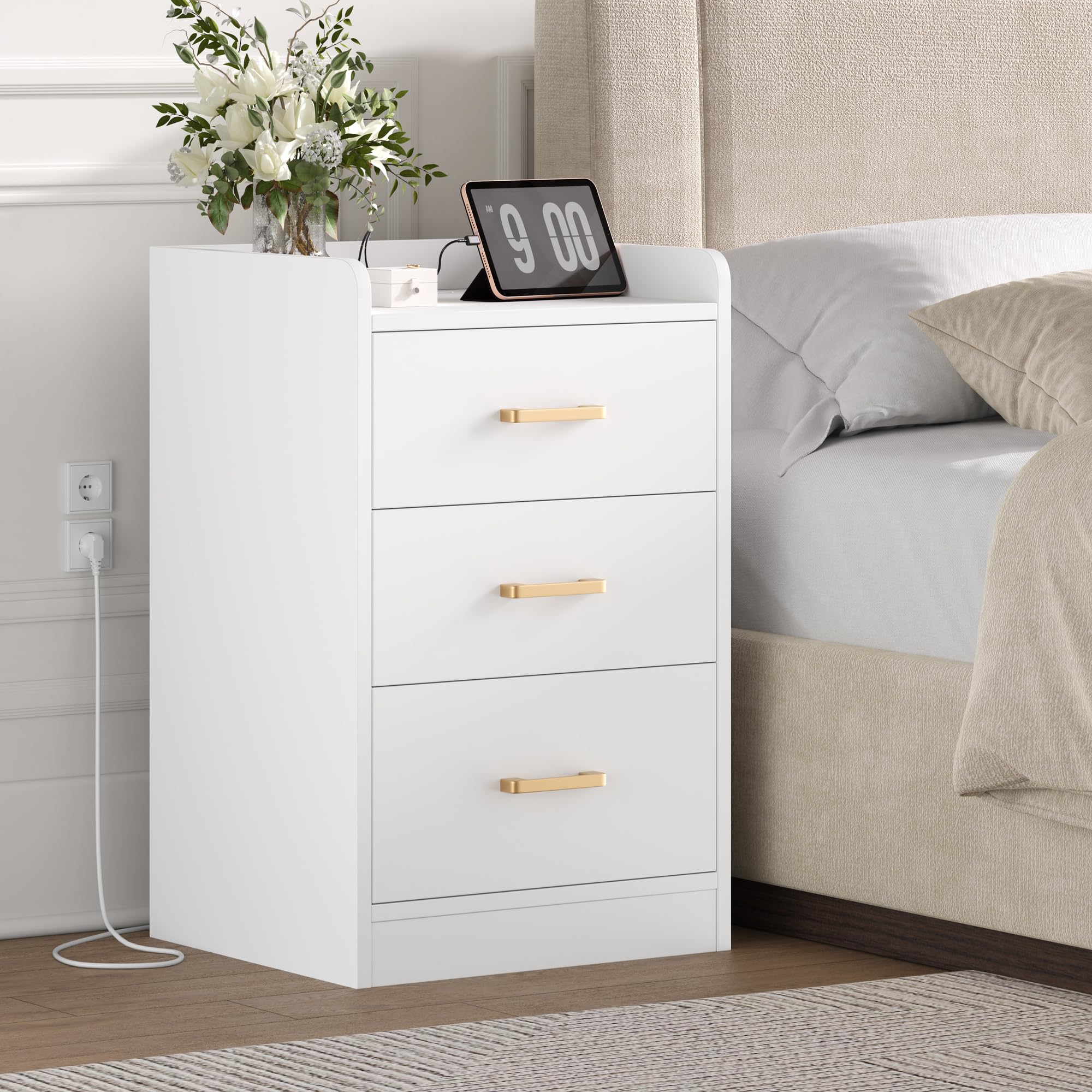 FirFurd Nachttisch Nachtschrank mit Steckdosenleiste & 3 Schubladen | Beistelltisch mit 2 AC-Steckdosen, 2 USB-Anschlüsse, 1,5 m Netzkabel, für Schlafzimmer Wohnzimmer Büro, 40x38x66cm, weiß
