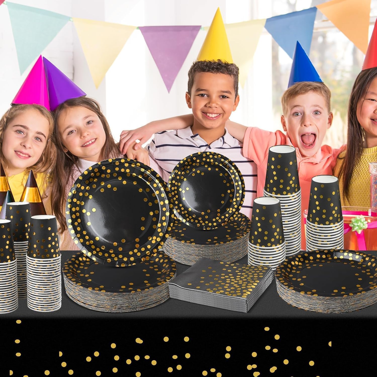 Vaisselle de fête noire et or 201 pièces, assiettes, gobelets, serviettes et nappe à pois dorés. Élégant et pratique pour anniversaire, mariage, baby shower ou toute autre célébration spéciale