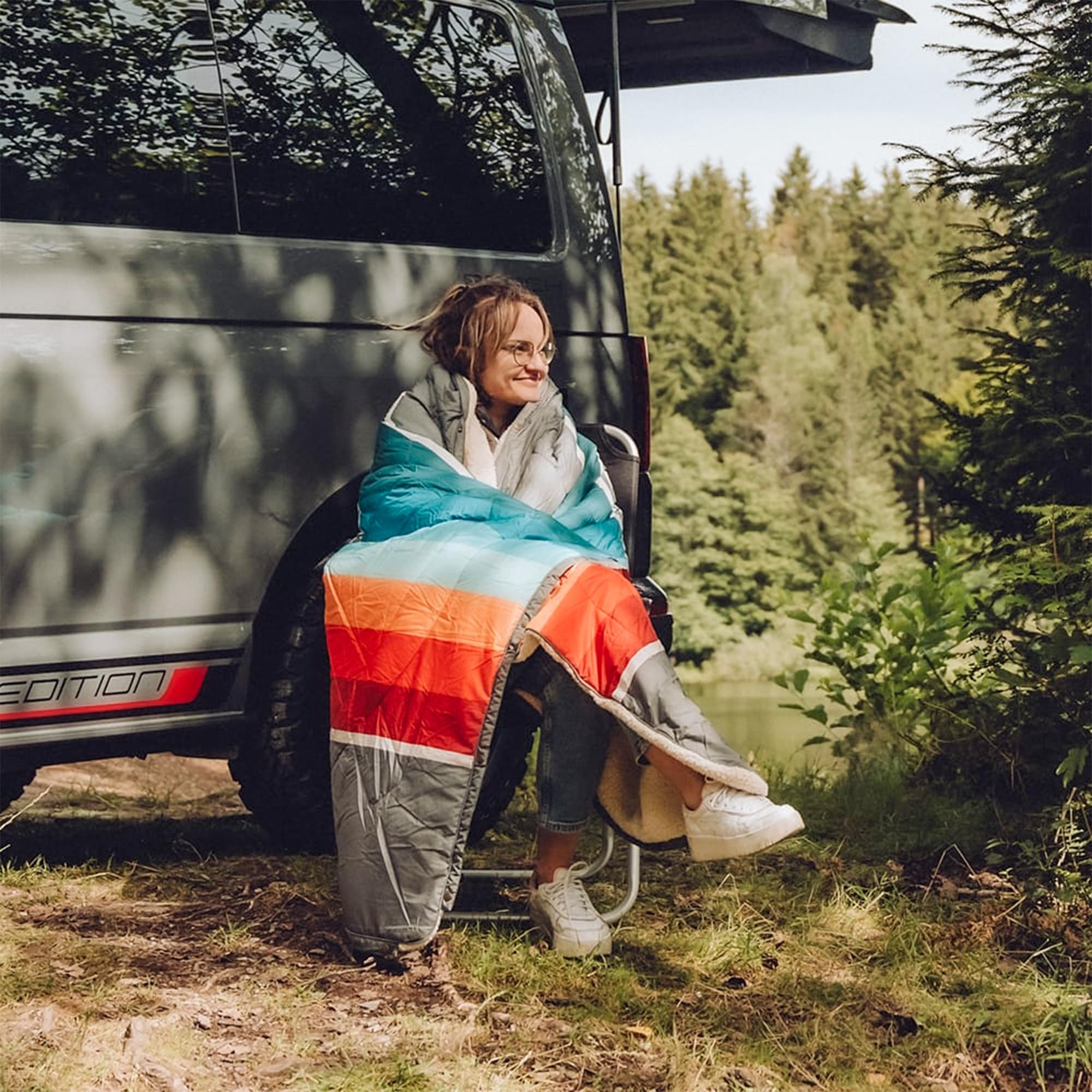 Bus-Boxx VOITED CloudTouch® 4-in-1 Campingdecke – Multifunktionale Outdoor-Decke, Kissen, Schlafsack und Poncho, wasserabweisend, aus recyceltem Materialien (Camp Vibes)