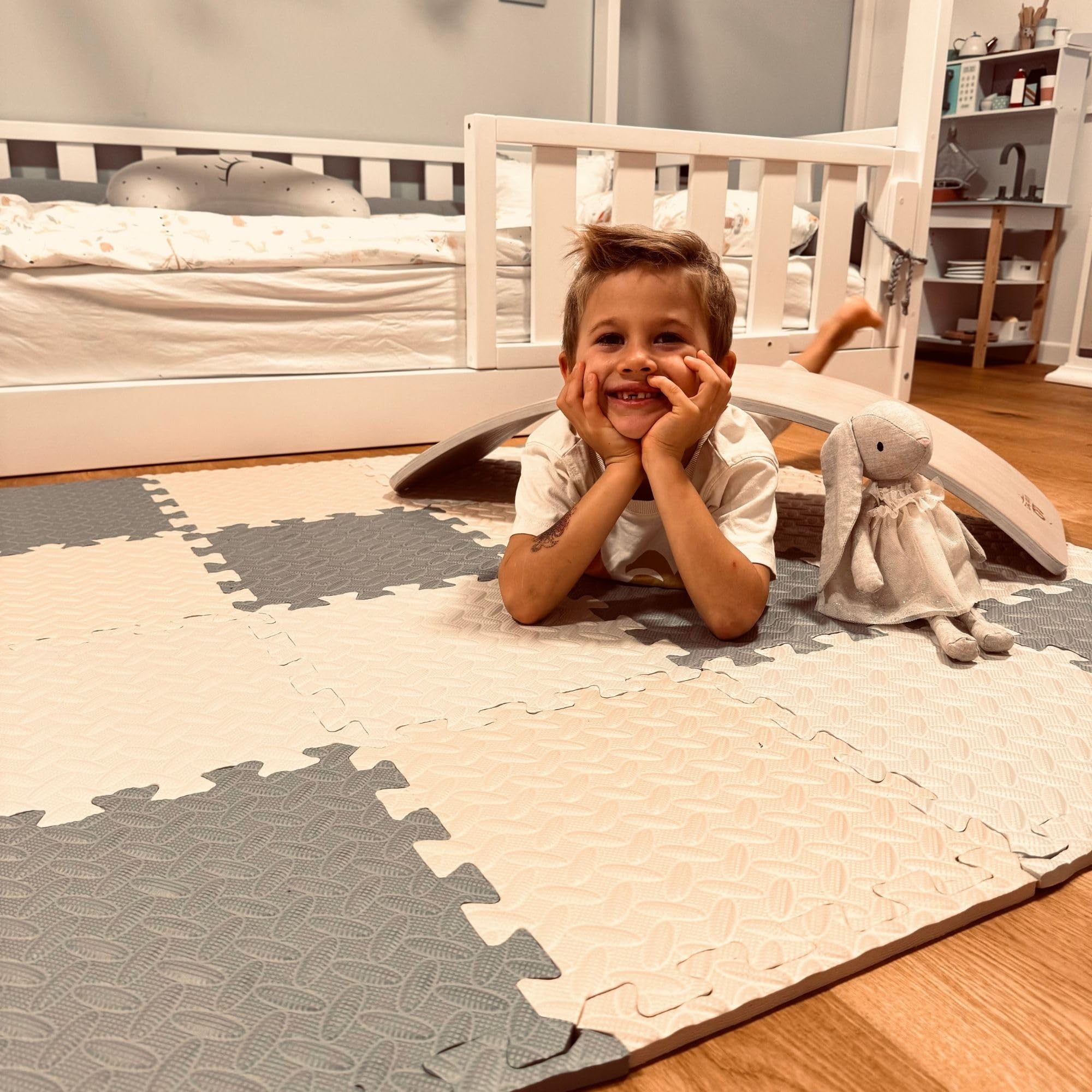 Kidkool Puzzlematte Spielmatte für Baby u. Kinder mit 18 Stück in Grau, Weiß und Beige Farben - 100% Ungiftig, rutschfest und Abwischbar | PUZZLEMAT