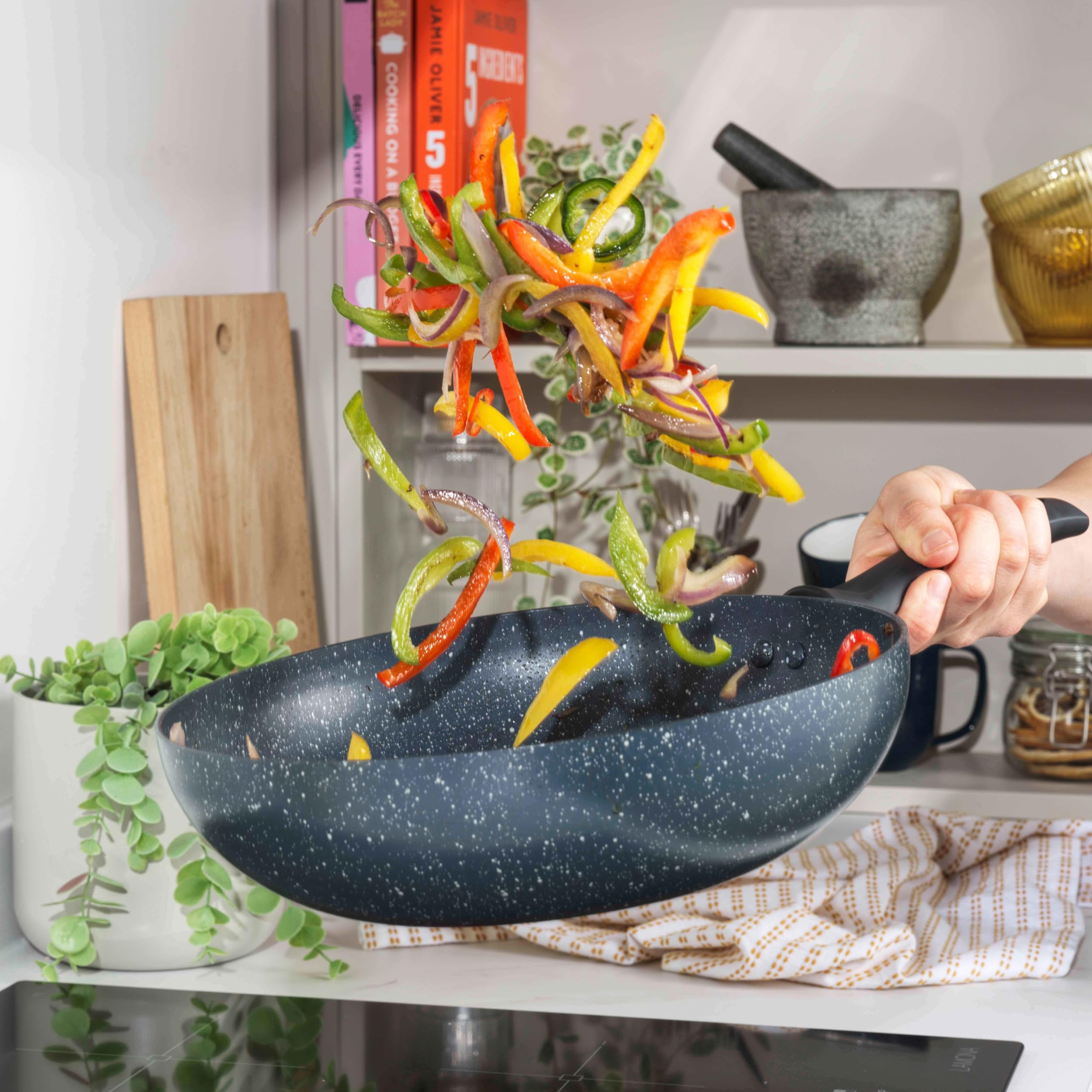 Russell Hobbs RH00851EU Nightfall Stone 28cm wok, padella soffrigante, alluminio pressato, piatto misto, piatto a induzione, Sicuro per induzione, per friggere, friggere patate/verdure, marmo blu