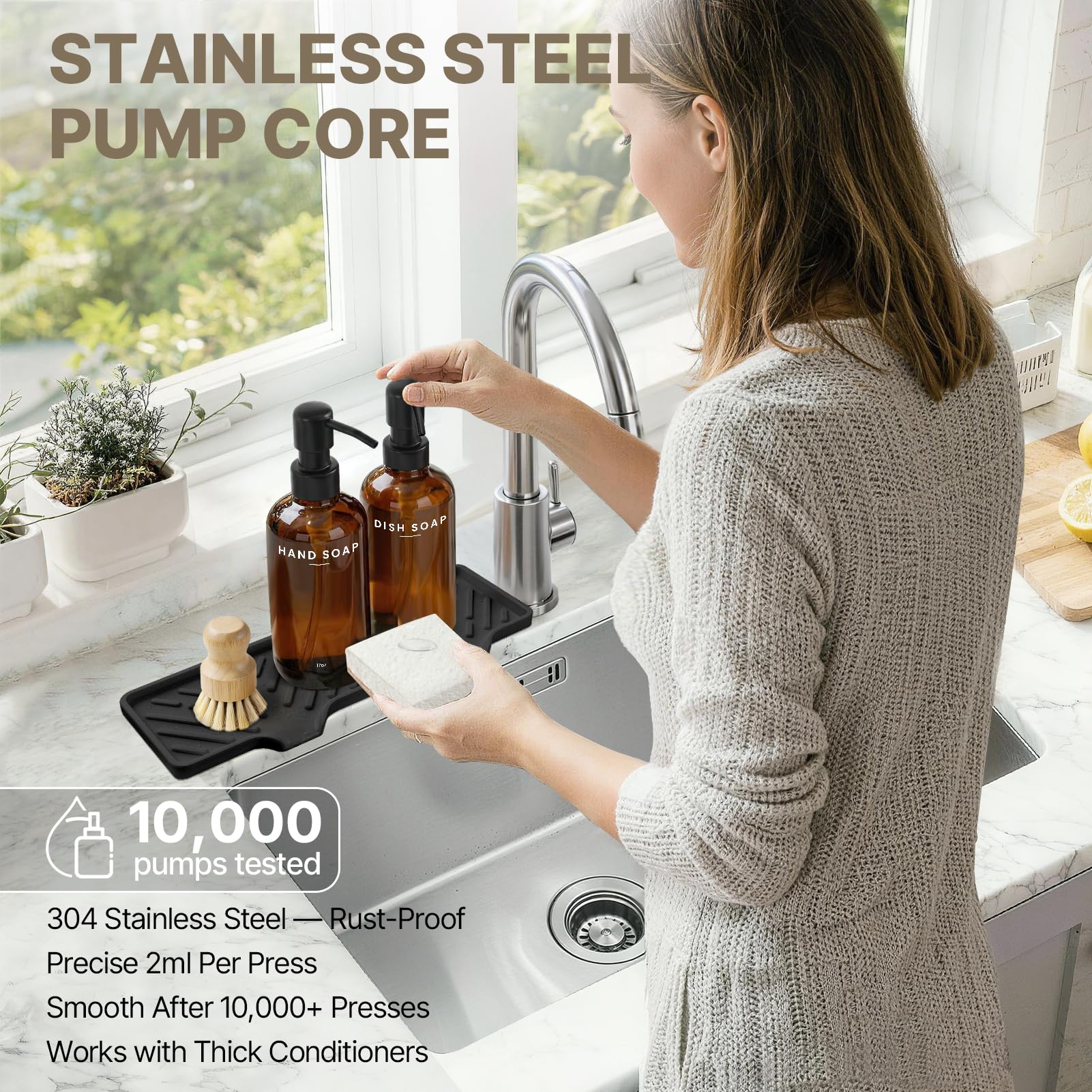 KLL Set di 2 dispenser di sapone in vetro con vassoio, 500 ml, ricaricabili, da bagno, con pompe in acciaio inox antiruggine, include spazzola in bambù, spugna in sisal e imbuto, ambra