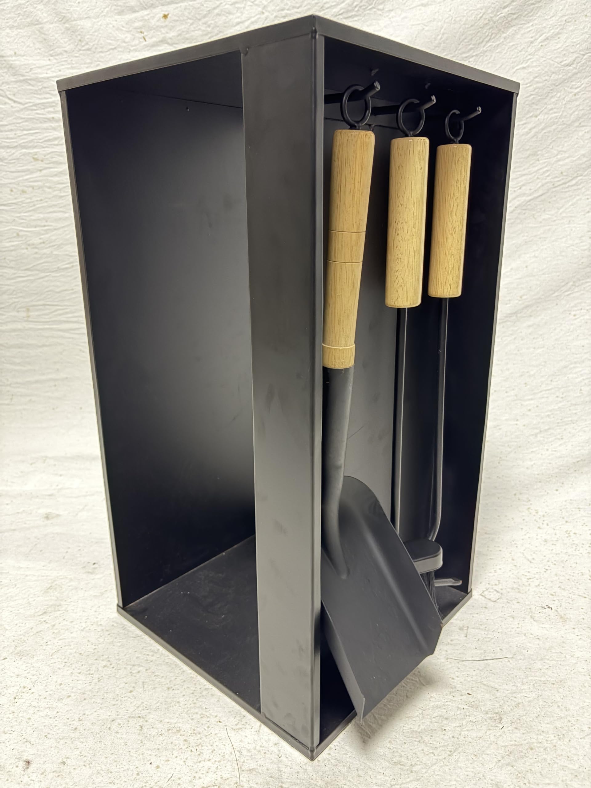 4-teiliges Kaminholzregal mit Werkzeugen, kompakter Brennholzhalter Set mit Schürhaken, Schaufel und Besen, schwarz pulverbeschichteter Stahl Kaminbegleiter für Kaminöfen und Öfen