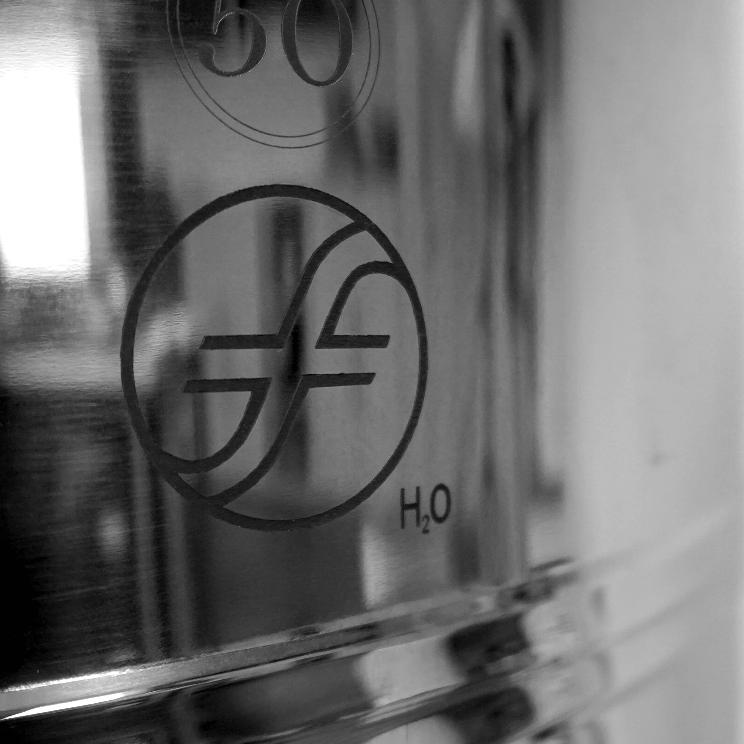 Edelstahlkanne Fischer Polish-Line geschweißt - Nicht gebördelt, Transportkanne lebensmittelecht, Entlüftungsschraube im Deckel, Made in EU (Polish H2O 30L mit Auslaufhahn)