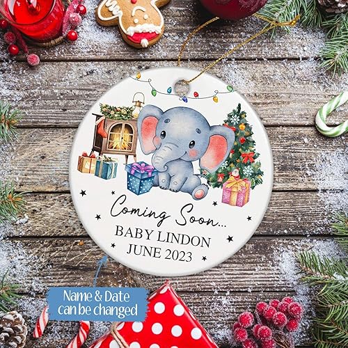 Miniatura 2 de Coming Soon - Adorno de Navidad 2023 para bebé, nombre de bebé personalizado y fecha, elefante bebé con caja de regalo, adorno de árbol de Navidad,