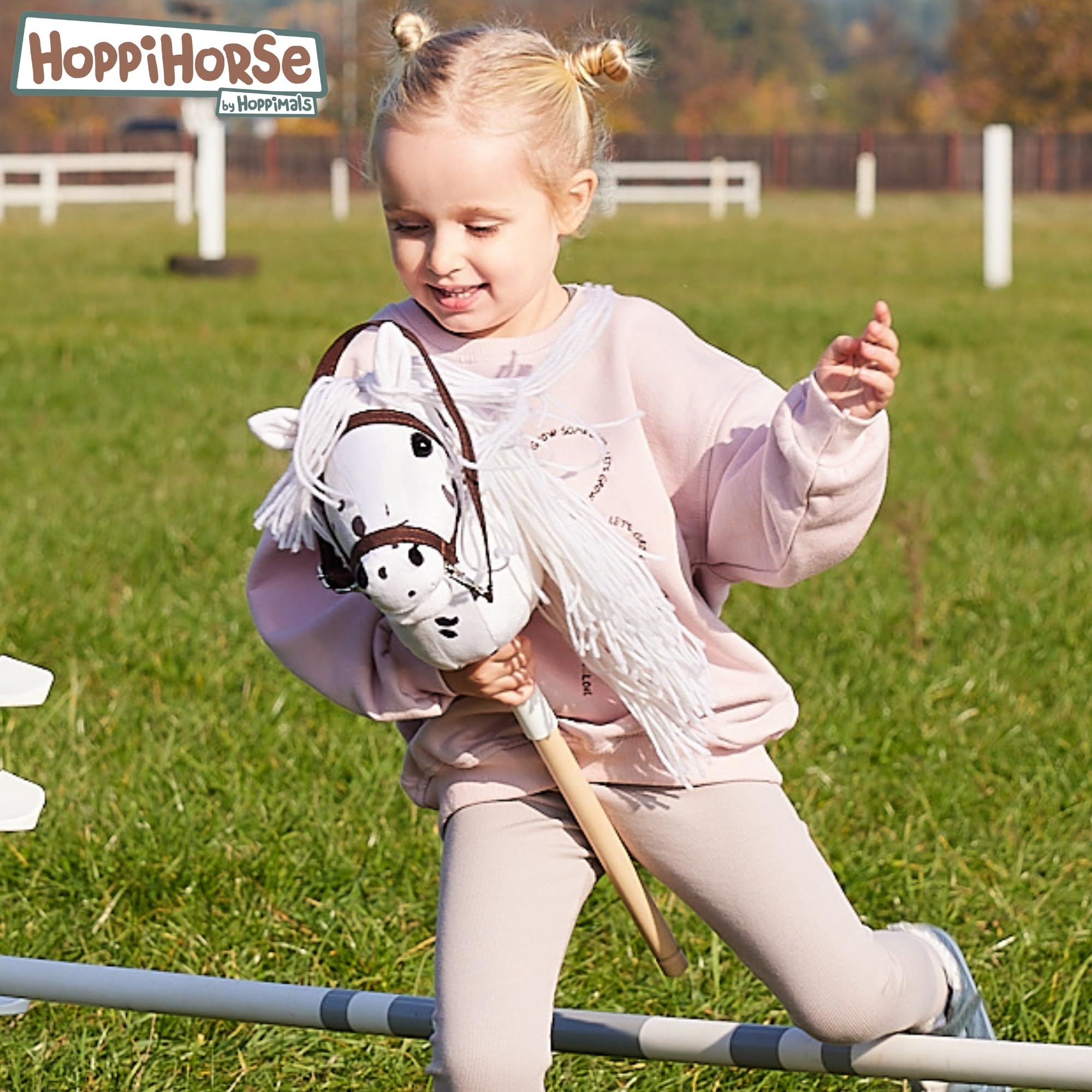 HOPPIHORSE Hobby Horse Deportiva A4 Caballo de Palo con Cabezada Riendas Correa Hombro Cola Empuñadura Silicona Peluche Caja Regalo