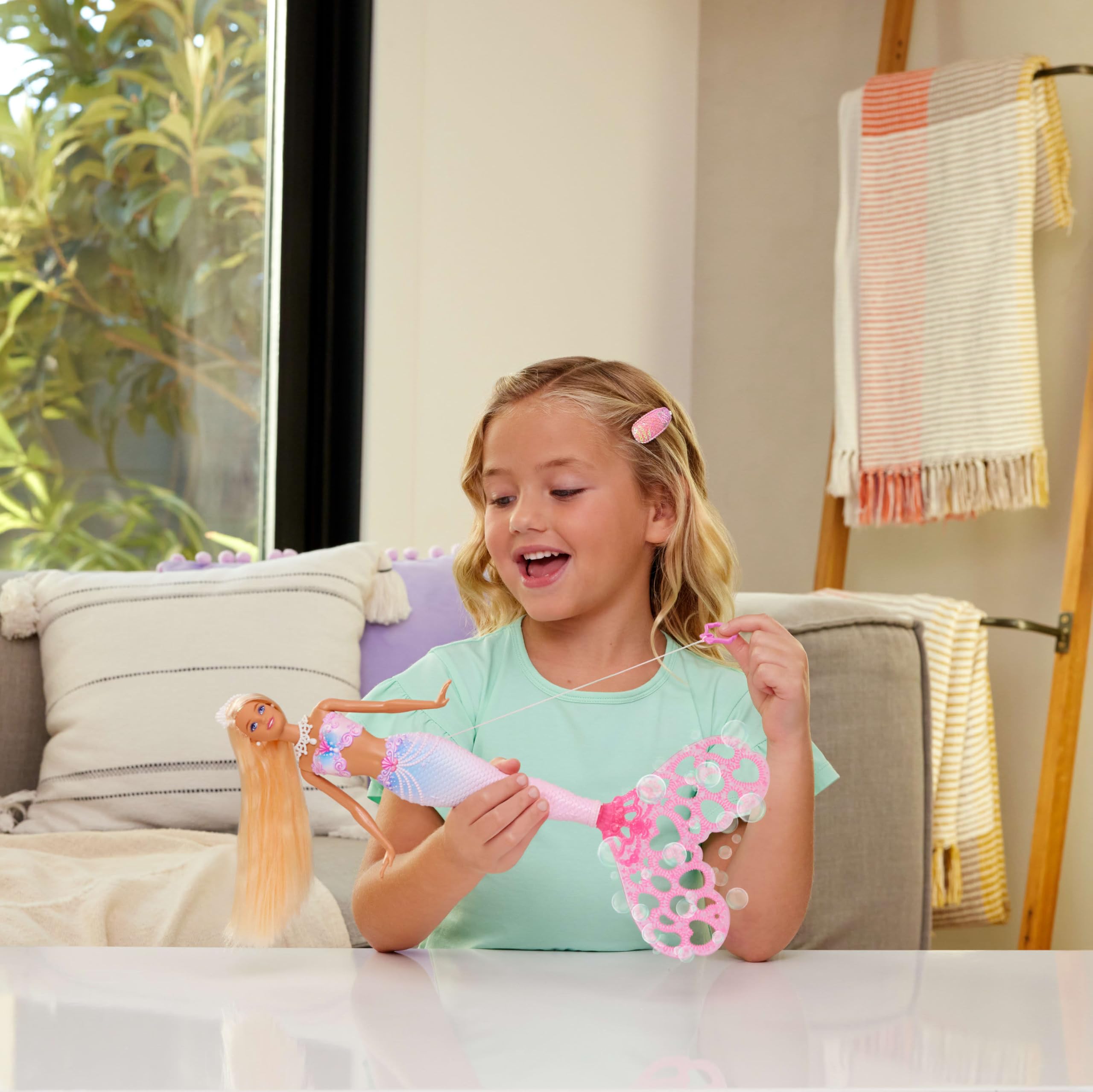 Barbie - Sirena Bolle di Sapone, bambola dai lunghi capelli biondi con ciocca colorata, funzione e soluzione magica per creare le bolle incluse, 3+ anni, JLW56