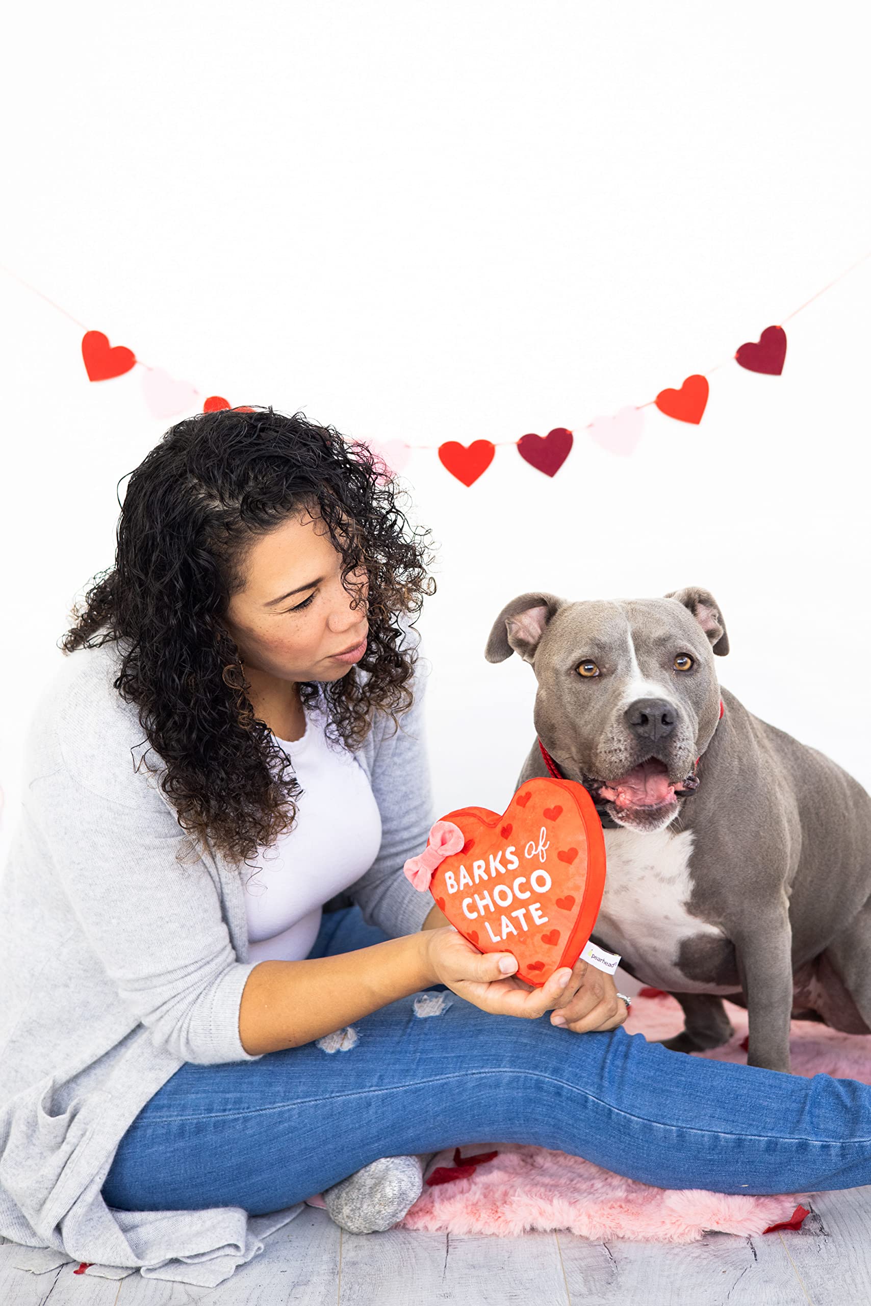 Pearhead Valentinstag Plüsch Hundespielzeug, Box mit Schokolade gefülltes Haustierspielzeug, Knister- und Quietschspielzeug, Valentinstagsgeschenke, Rinden von Schokolade Spielzeug