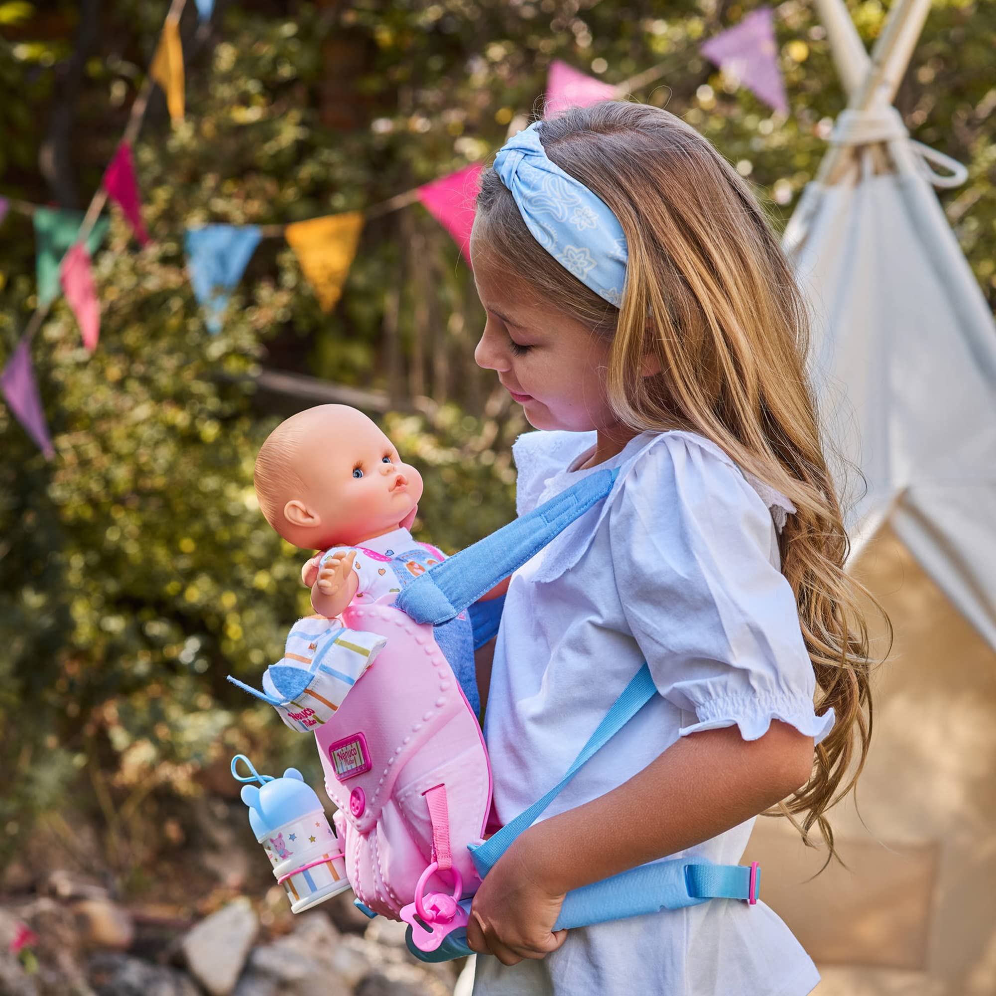 Nenuco - De Paseo con Mateo, muñeco de Cuerpo blandito 35 cm, con Mochila portabebés para trasportín 2 en 1 Que se transforma en Hamaca, con Accesorios de Juguete, Chupete y bibe, Famosa (700017206)
