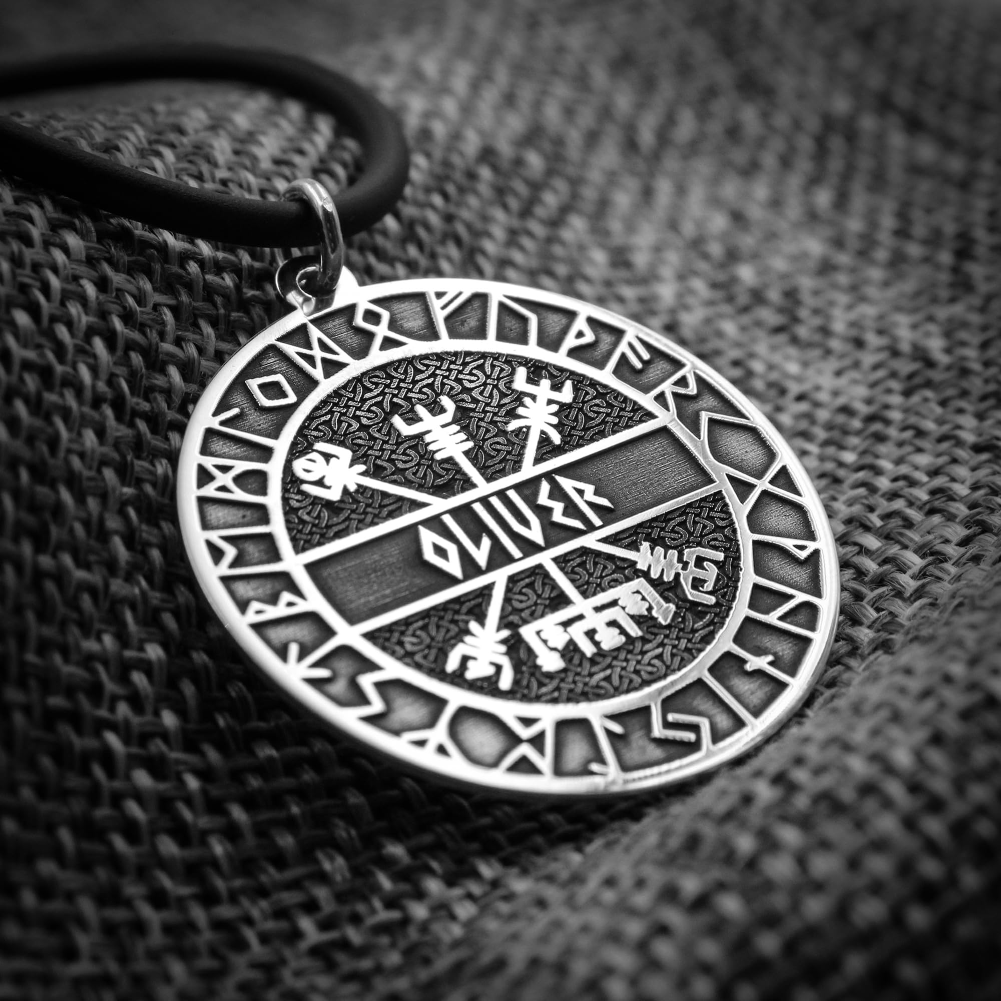 Colgante Vikingo Personalizado para Hombre en Plata de Ley 925 – Amuleto Vegvísir con Runas y Nombre Grabado – Joya Nórdica de Protección – Regalo para Papá, Marido o Novio – Mi Joya Personalizada