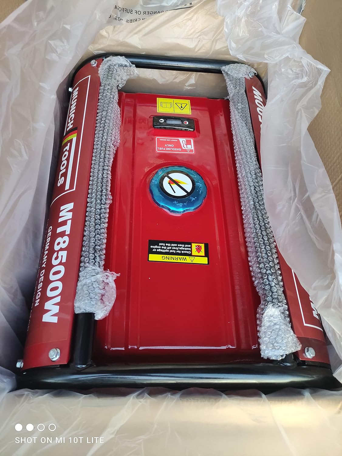 Szczyt view of the MT8500W petrol generator showing the fuel tank with cap and fuel level indicator.