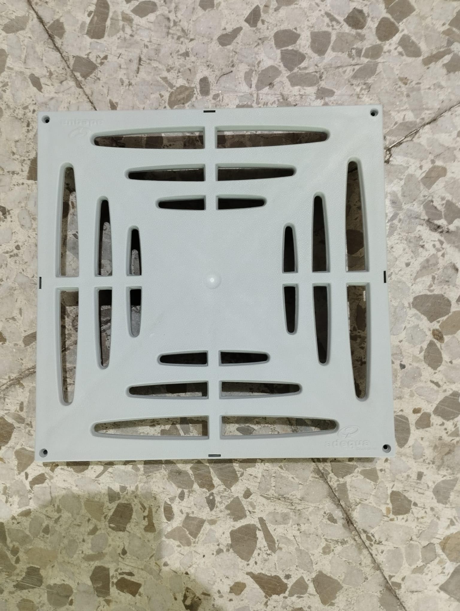 Suinga GRIGLIA 28x28 cm, per un pozzetto di evacuazione monoblocco di 30 cm. Consente il passaggio dei pedoni.