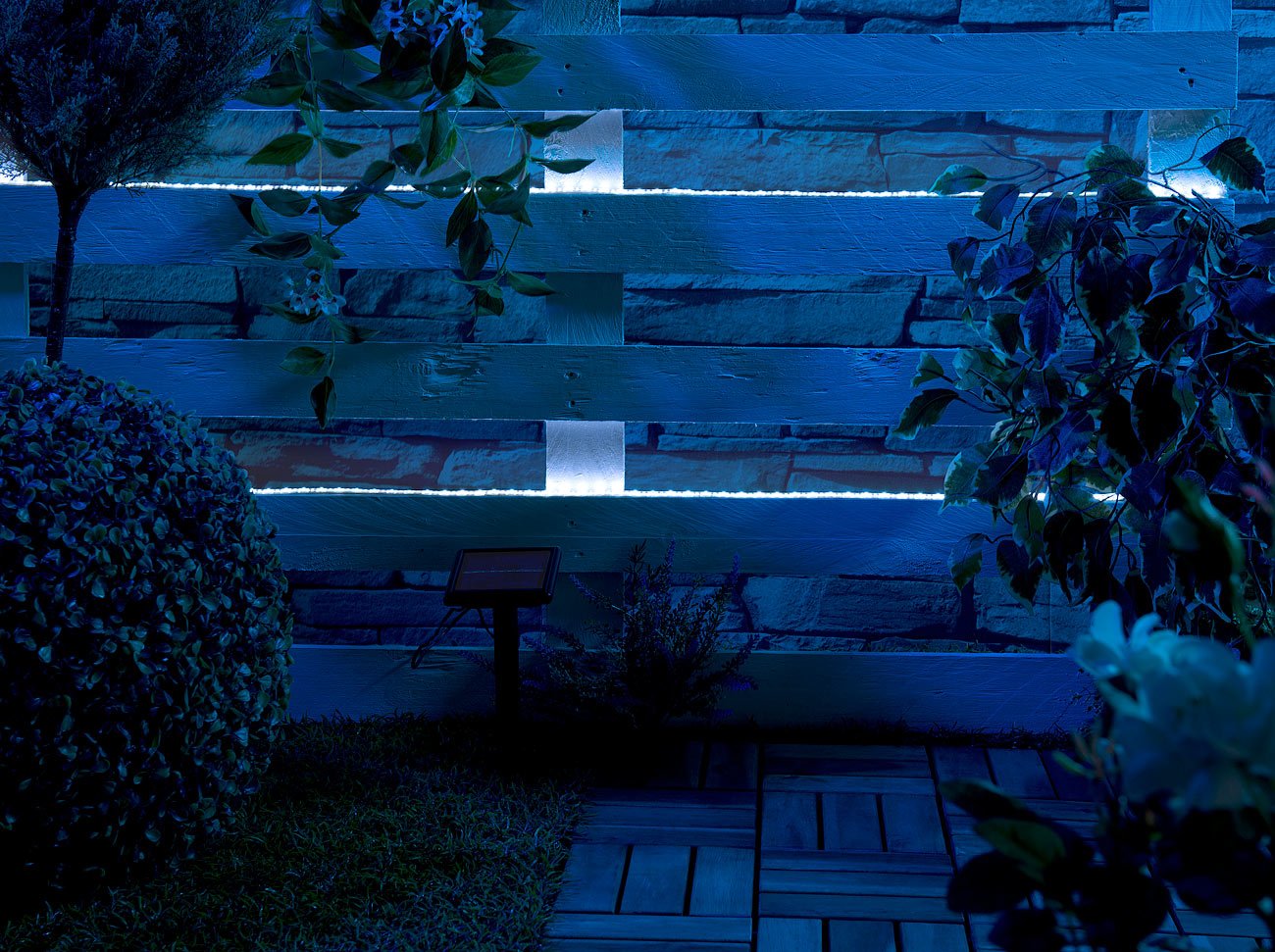 Lunartec Solar Lichtleiste: 2er-Set Solar-LED-Streifen mit 180 tageslichtweißen LEDs, IP65 (Lichterkette wetterfest, Lichtleiste Outdoor)