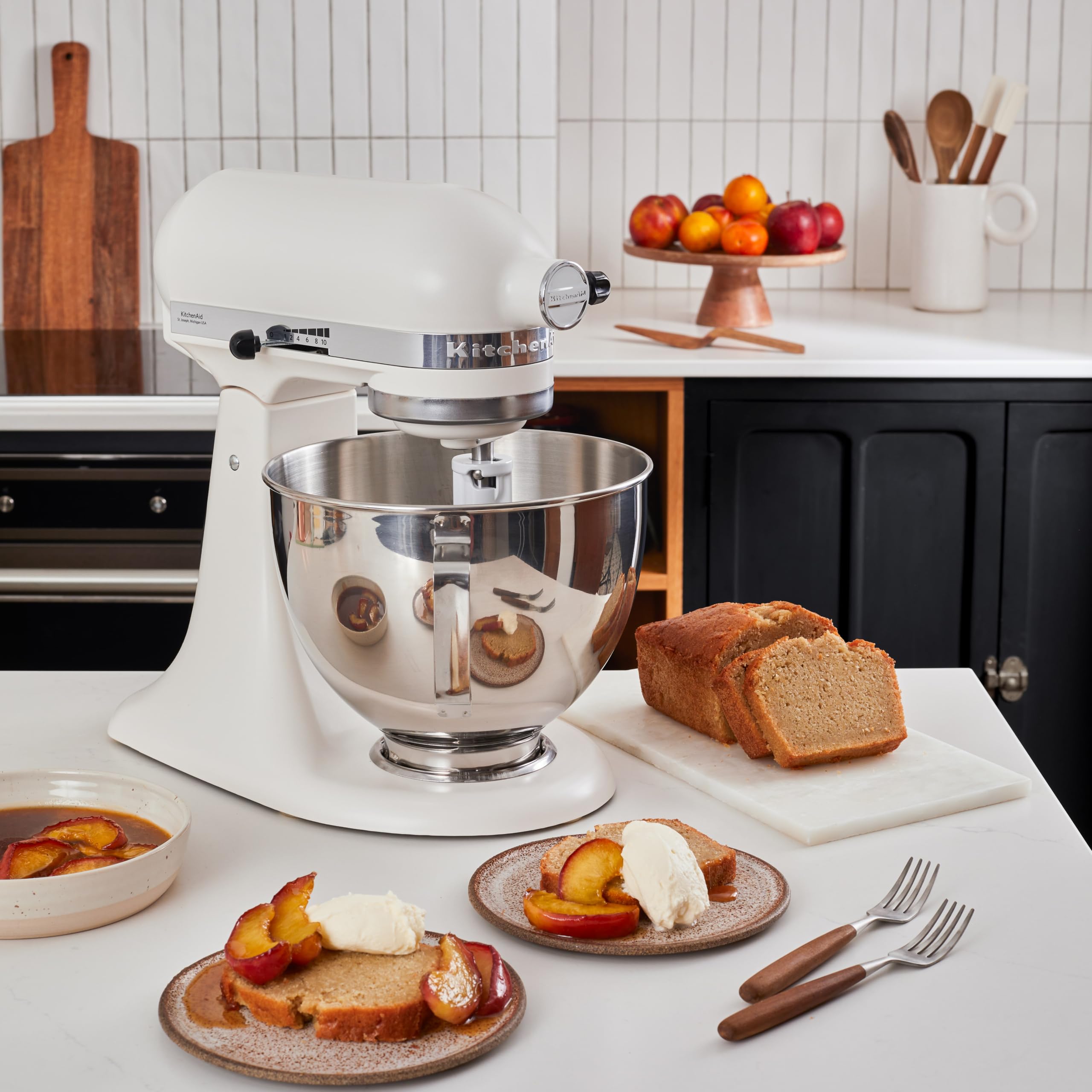 KitchenAid Classic 4,3L Küchenmaschine mit Schwenkkopf, 10 Stufen mit Sanftanlauf, Flachrührer, Knethaken & Schneebesen, Planetenrührwerk, 59 Schüsselkontaktpunkte, Porcelain White