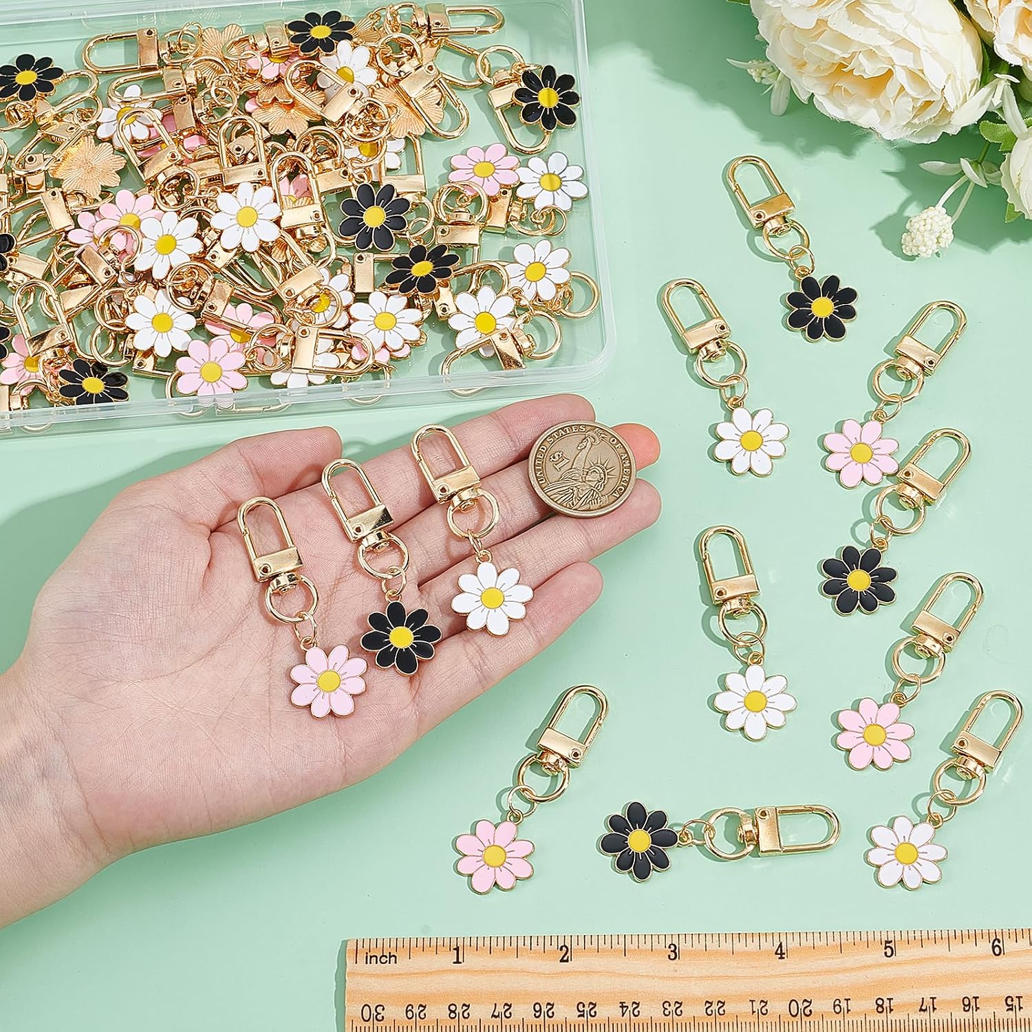 60PCS Flower Keychain Bulk Daisy Aesthetic Keychain Cute Bags Charms Key Chain Pendant Bulk Key Ring Charms for Handbags Earphone Case Purse Accessories
