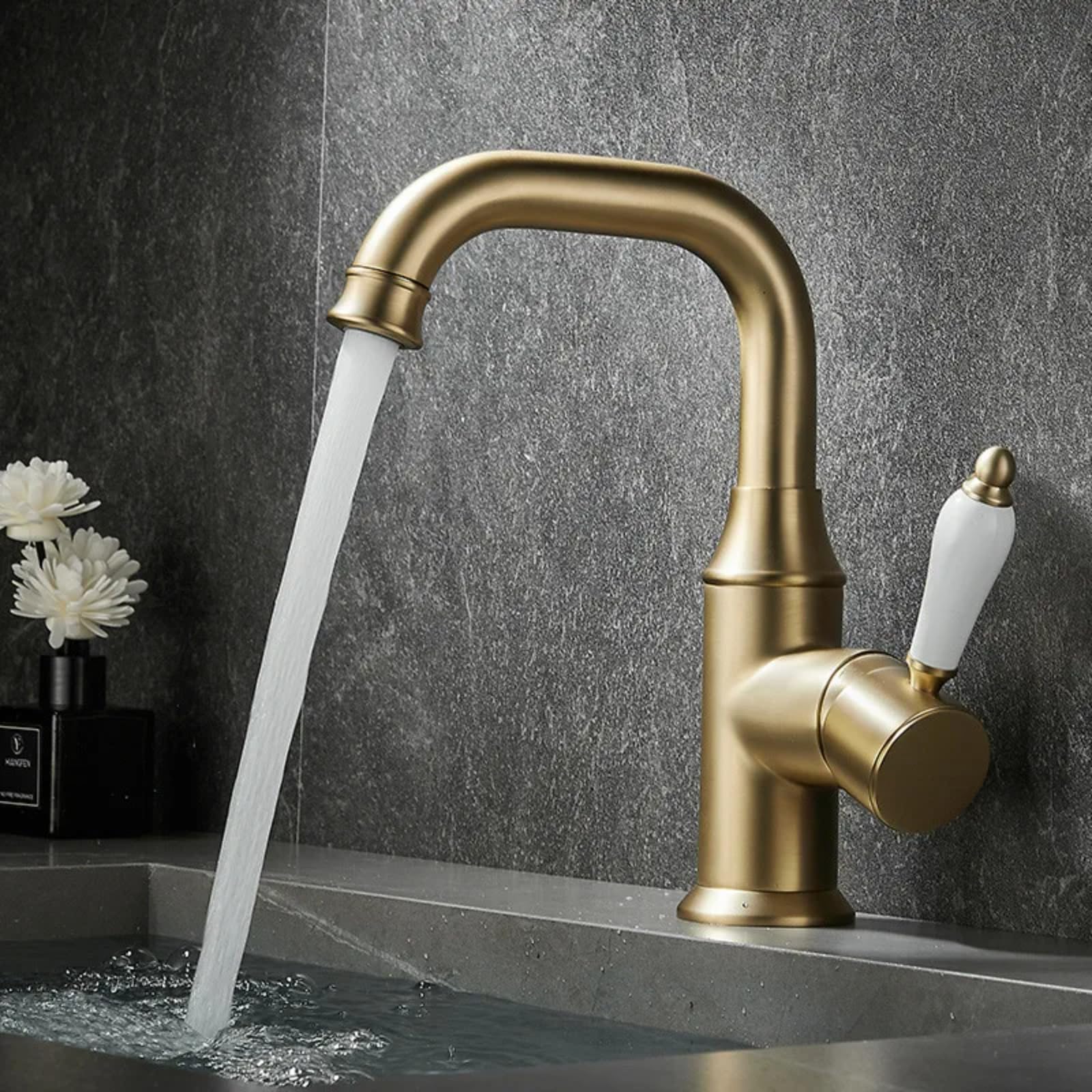 Robinet de lavabo chromé mitigeur en laiton sur le pont chaud et froid
