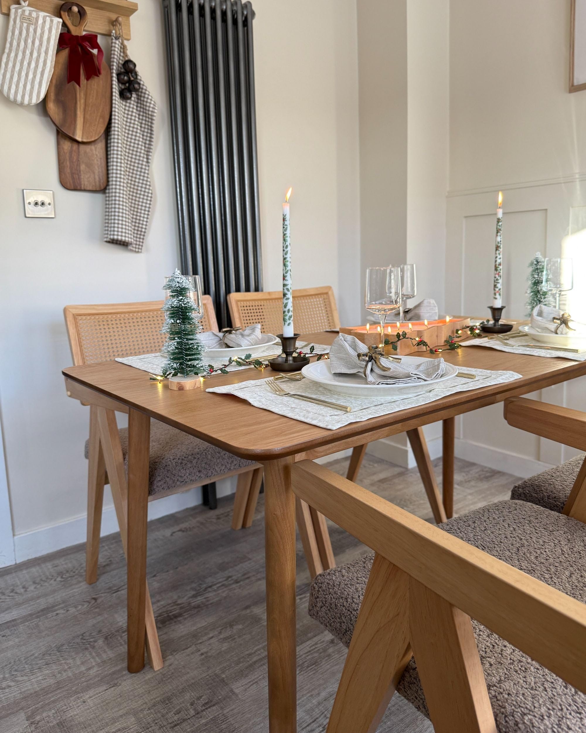 Beliani Mesa de Comedor para Comedor y Cocina 140 x 80 cm Patas de Madera Maciza Chapa de Roble Claro Elvyn