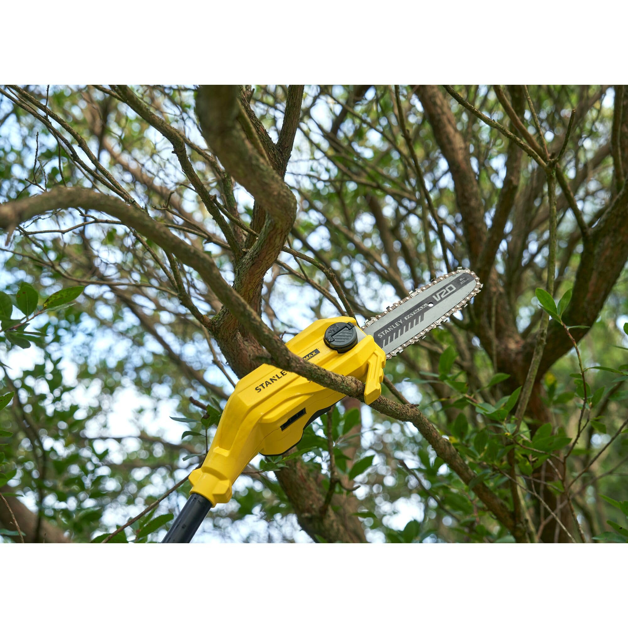 Sierra de pértiga brushless 18V STANLEY FATMAX V20 20cm con batería de 4Ah y cargador, SFMCPS720M1-QW
