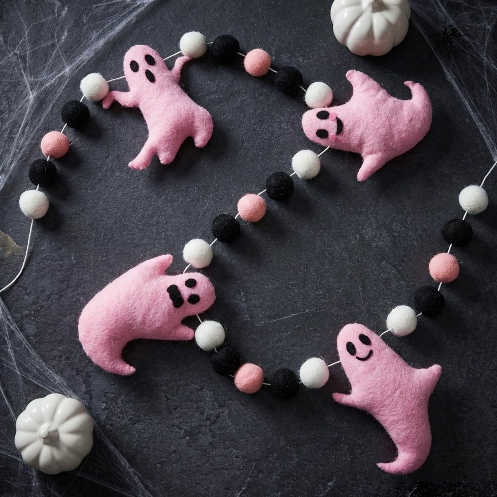 Bannière noire rose blanche à pompons pour cheminée et fête