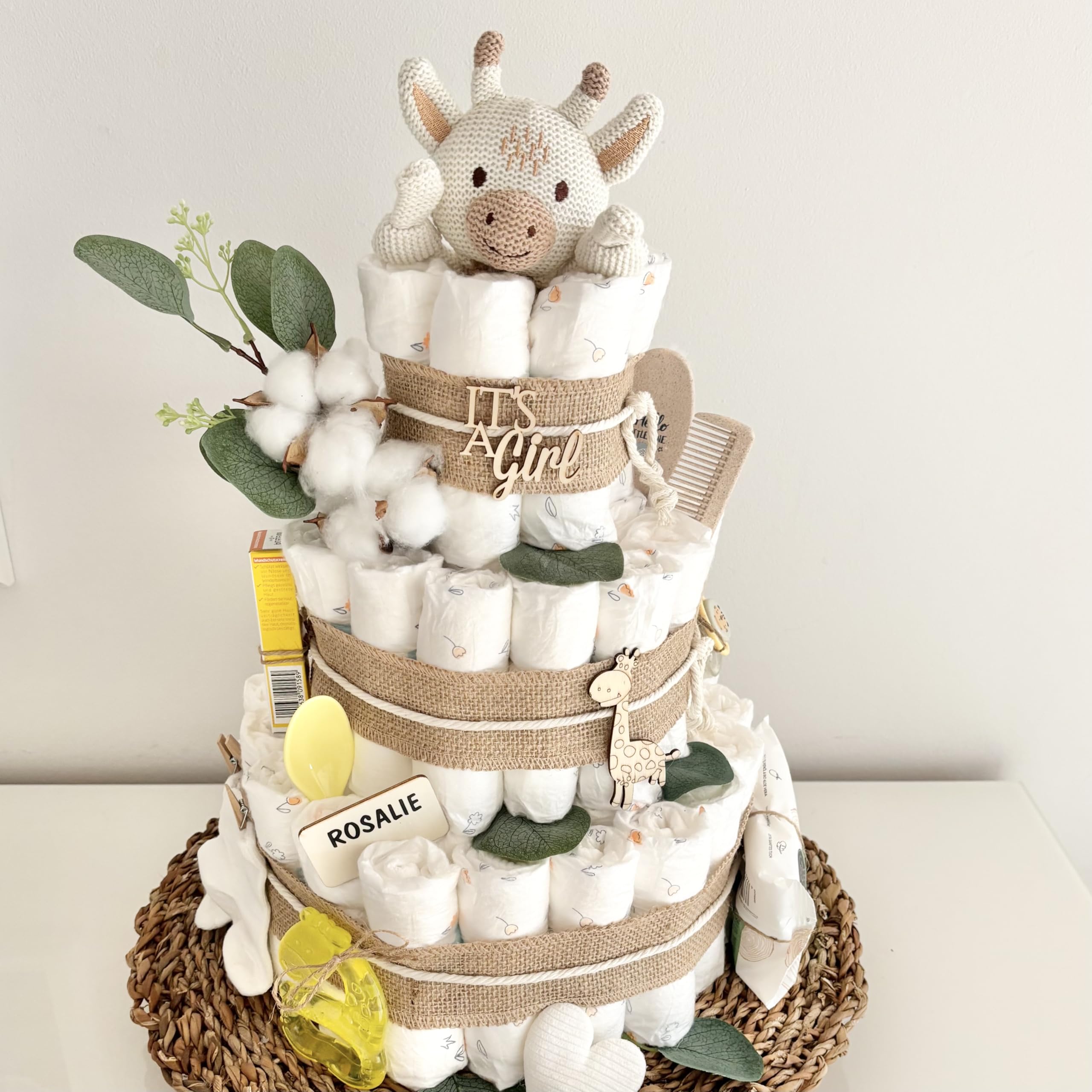 Windeltorte XXL mit Giraffe Socken Schnuller Löffel und mehr, für Jungen & Mädchen, Babytorte für Babyparty Babyshower Gender-Reveal, Namen personalisierbar, Baby Party Deko Dekoration Geburt