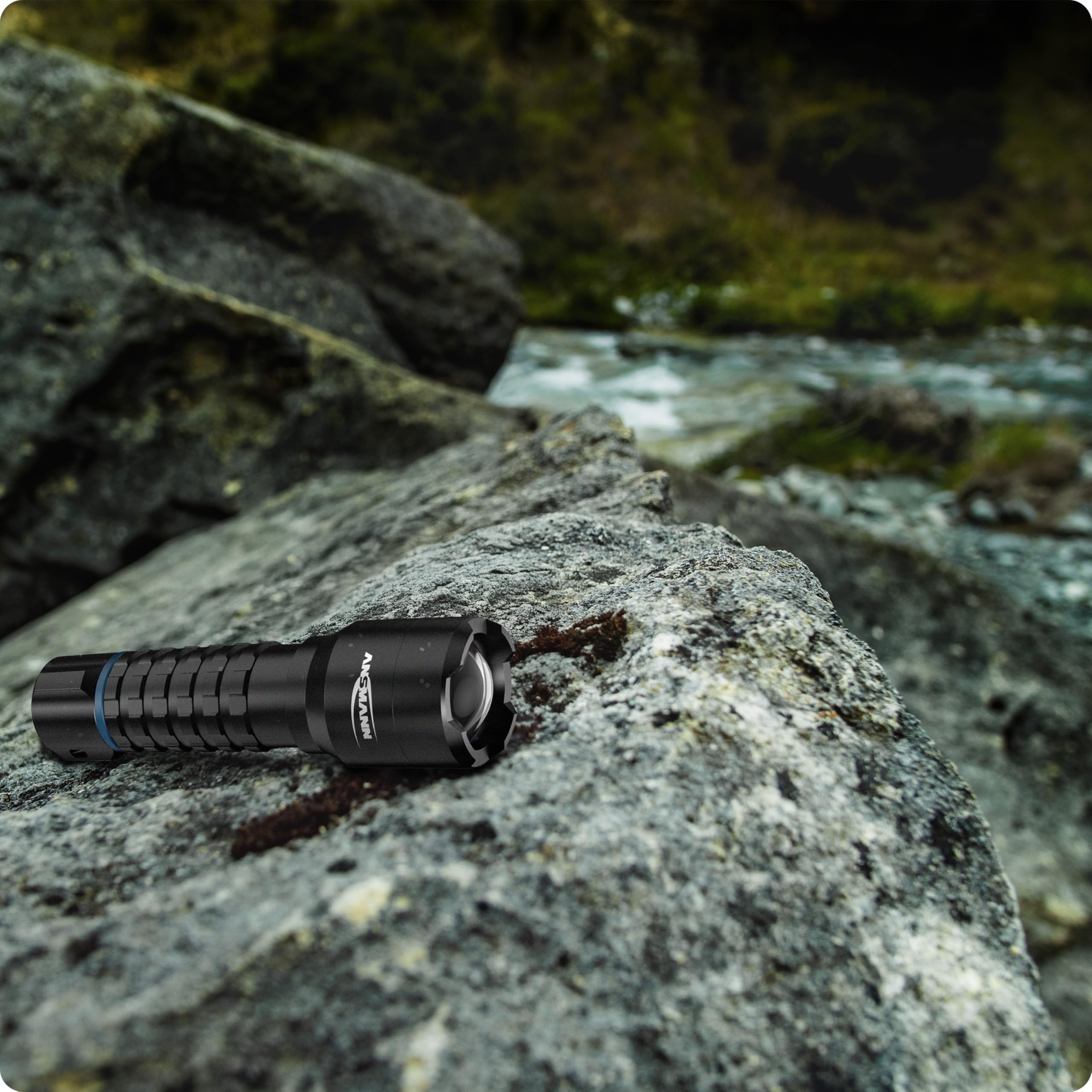 ANSMANN Torcia Survival 1020 lumen, ricaricabile tramite cavo USB-C, compatta, molto luminosa, durata estrema, vari modi luce, lampada LED outdoor per escursioni, campeggio, attrezzatura d’emergenza