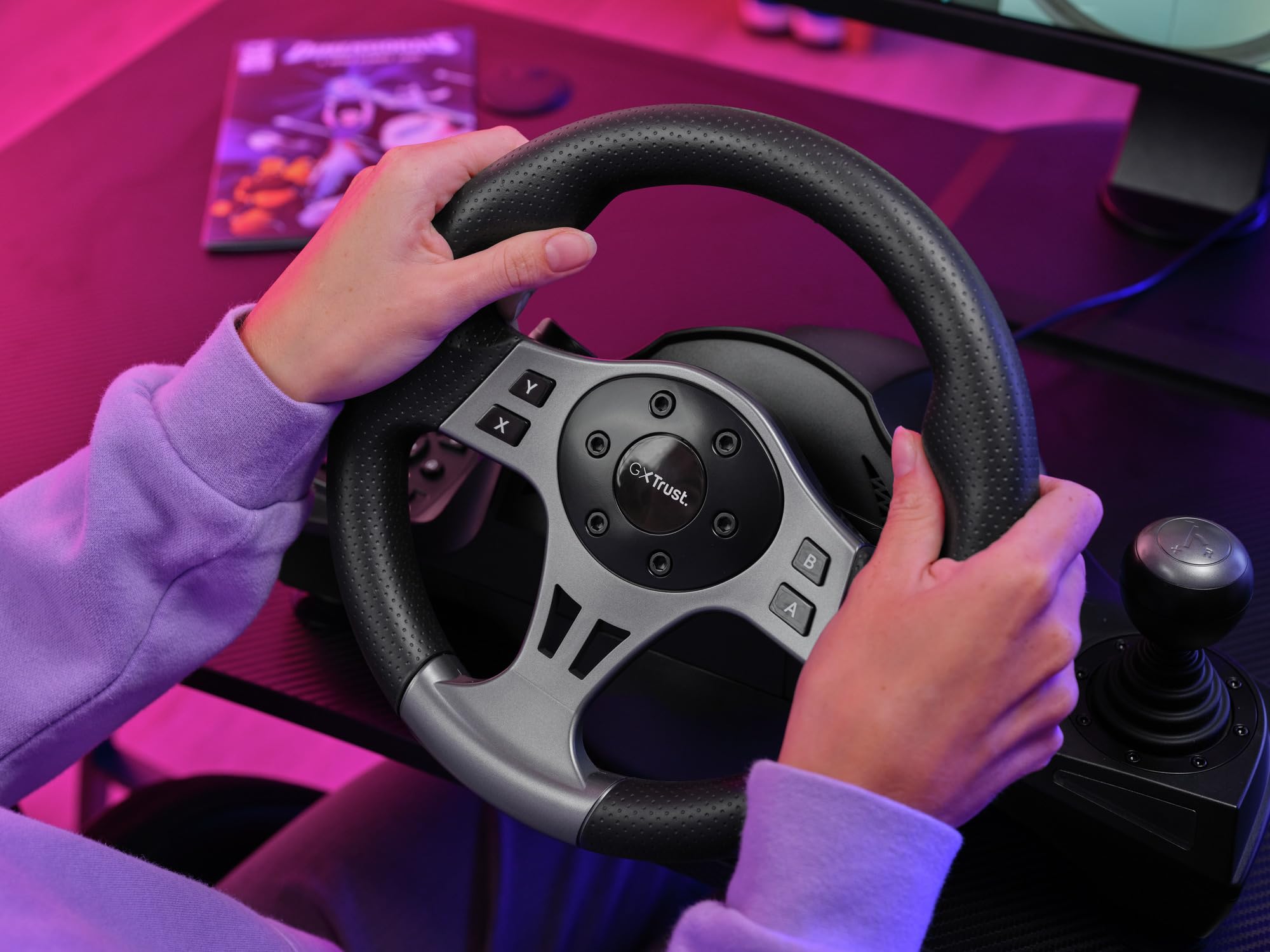 GXTrust Movi Volante per PC, Volante da Corsa da Gaming con Pedali e Leva del Cambio per Simulatore di Guida/Farming Simulator / F1 / Gran Turismo