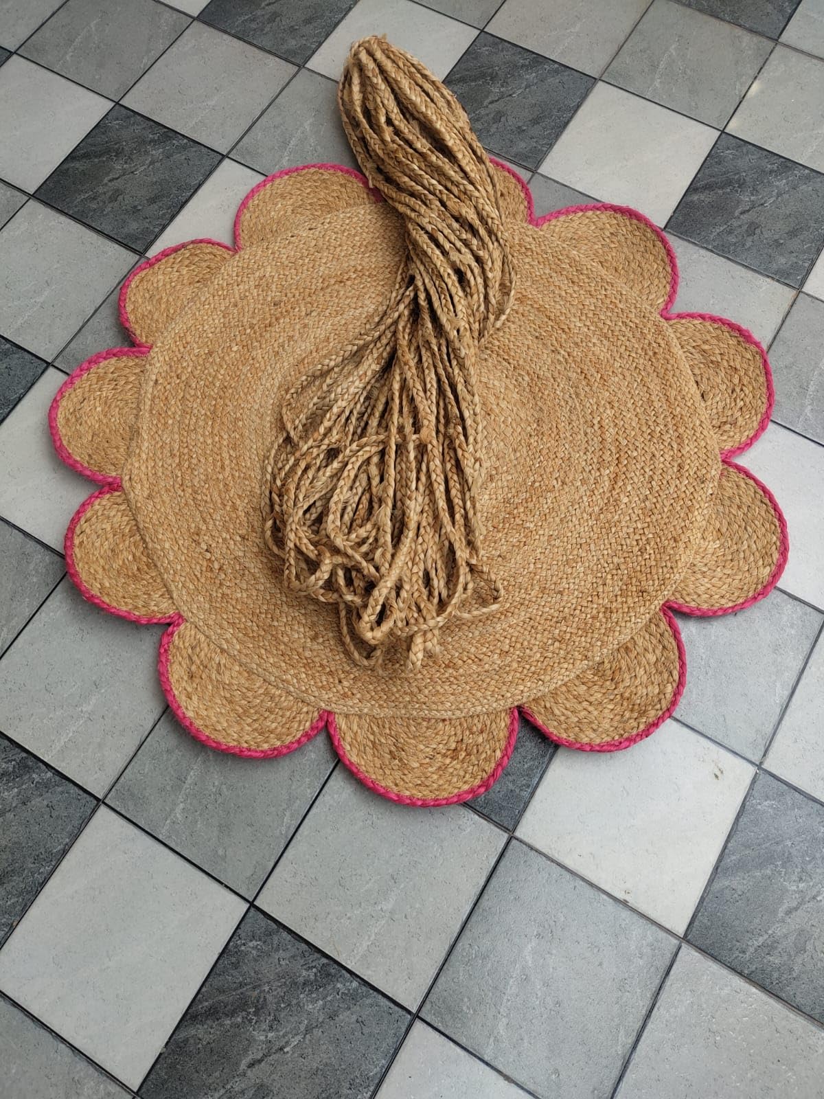 Tapis rond en jute rustique pour réchauffer l'ambiance de la salle à manger