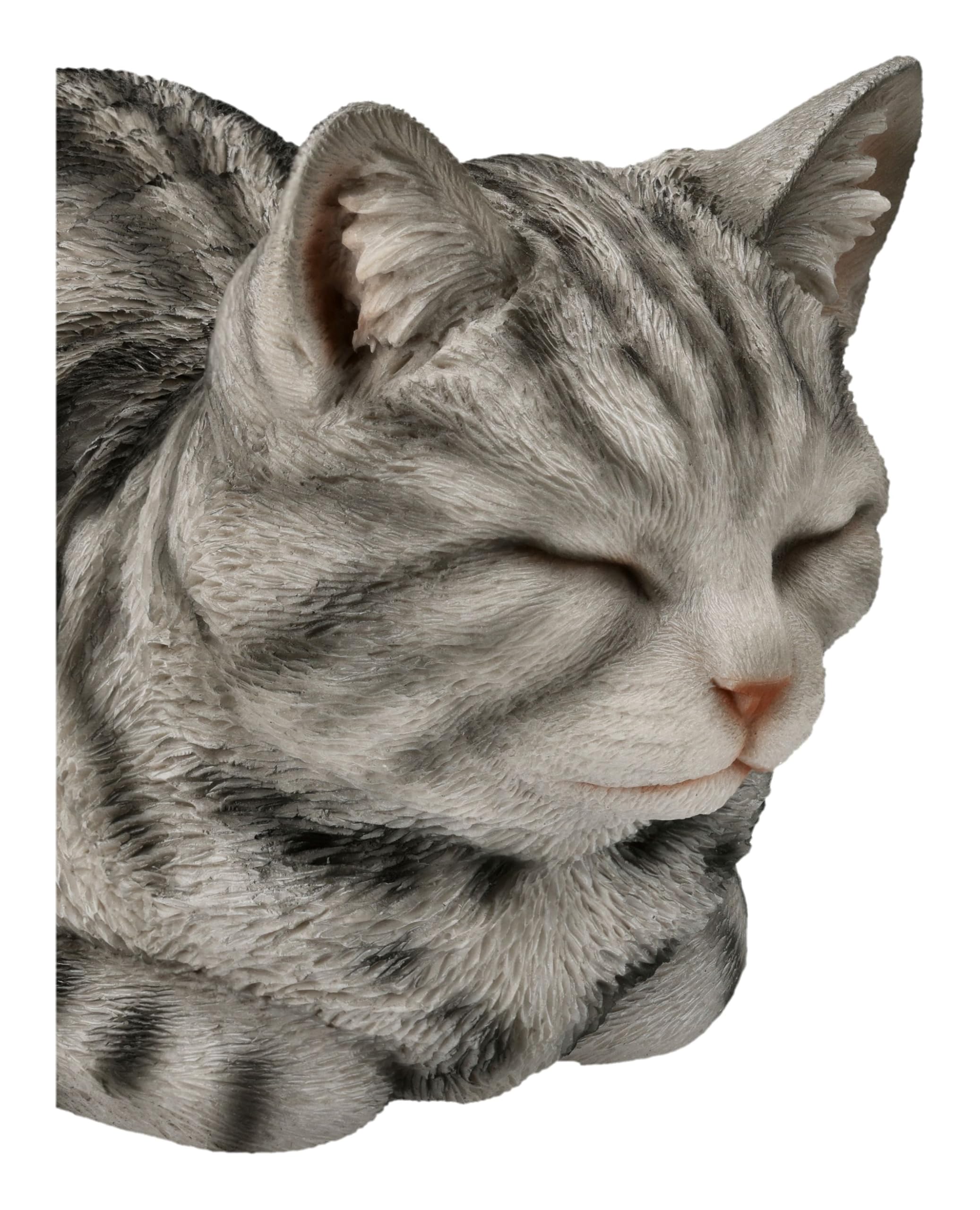 Figuren Shop GmbH Katzenfigur schlafend 34 cm – liegende Tigerkatze grau getigert aus Polyresin, handbemalt und wetterfest – Tierfigur für Garten, Beet, Terrasse und Wohnzimmer