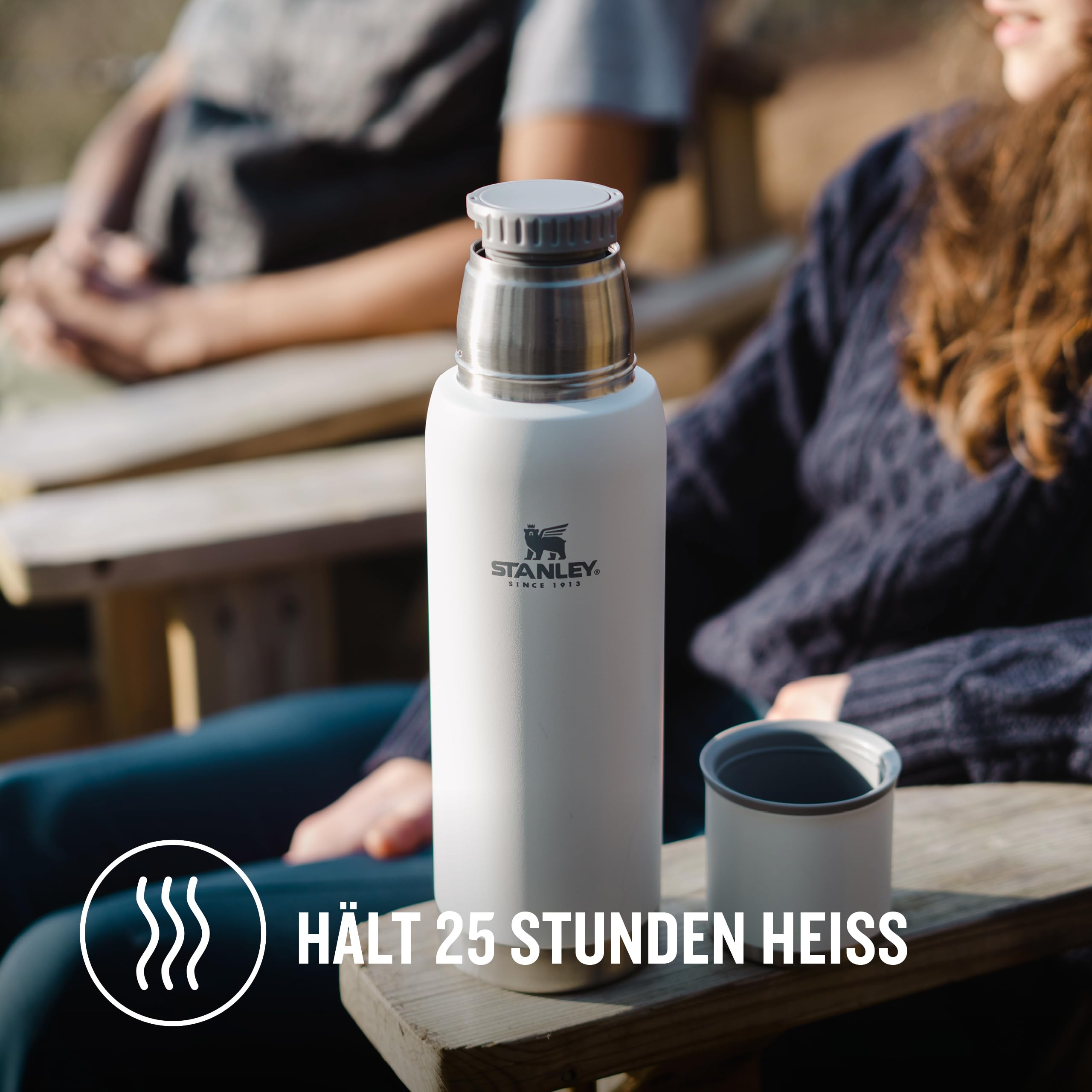 Stanley 1913 Adventure To-Go Thermosflasche 1.0L - Black | Hält 25 Std. heiß - 27 Std. kalt - Auslaufsicher - BPA-frei - Deckel dient als Becher