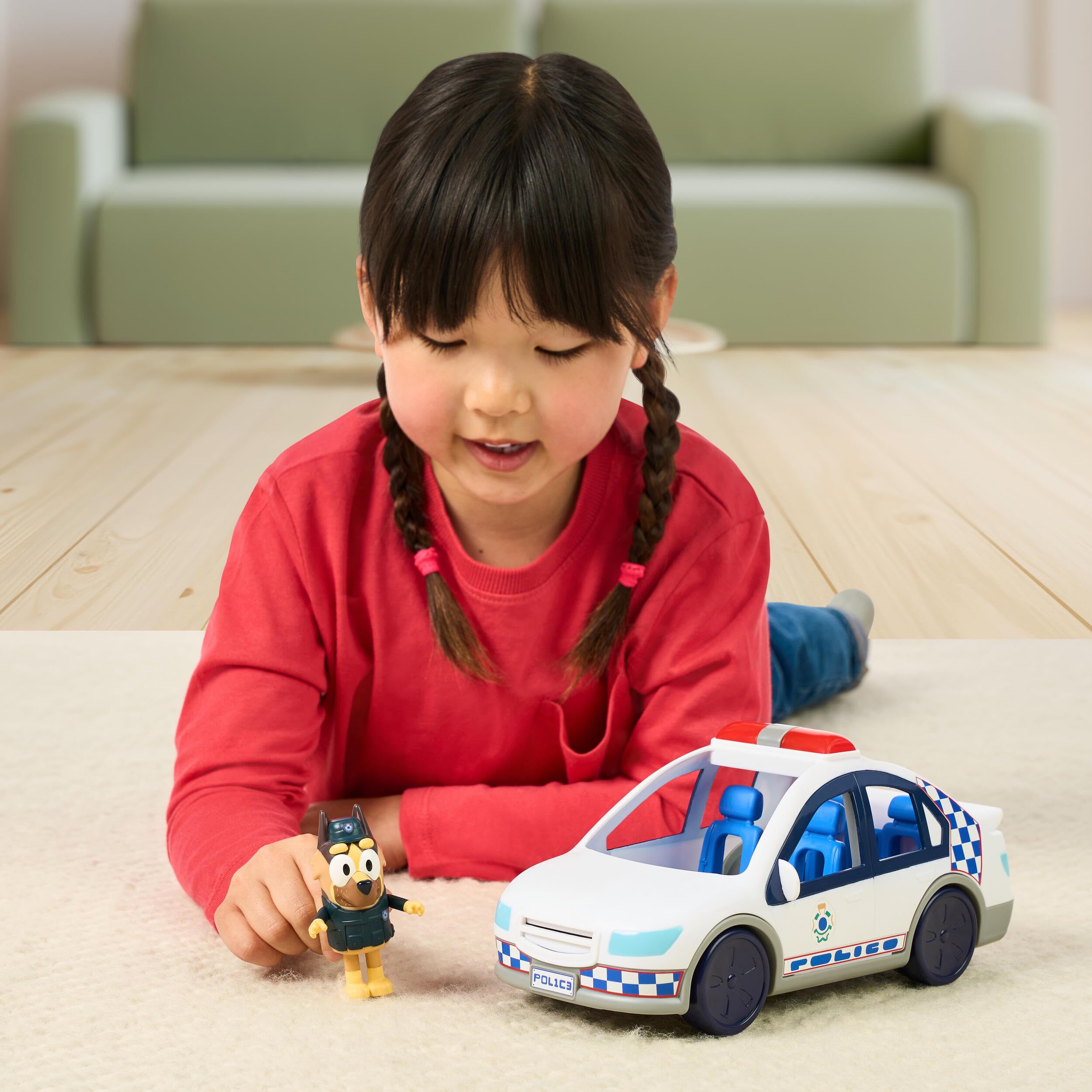 Coche de policía de Bluey; vehículo del Episodio Especial El Cartel; Incluye un Coche de con Luces y Sonidos, una Figura de y una Hoja de Pegatinas temáticas; Pilas Incluidas