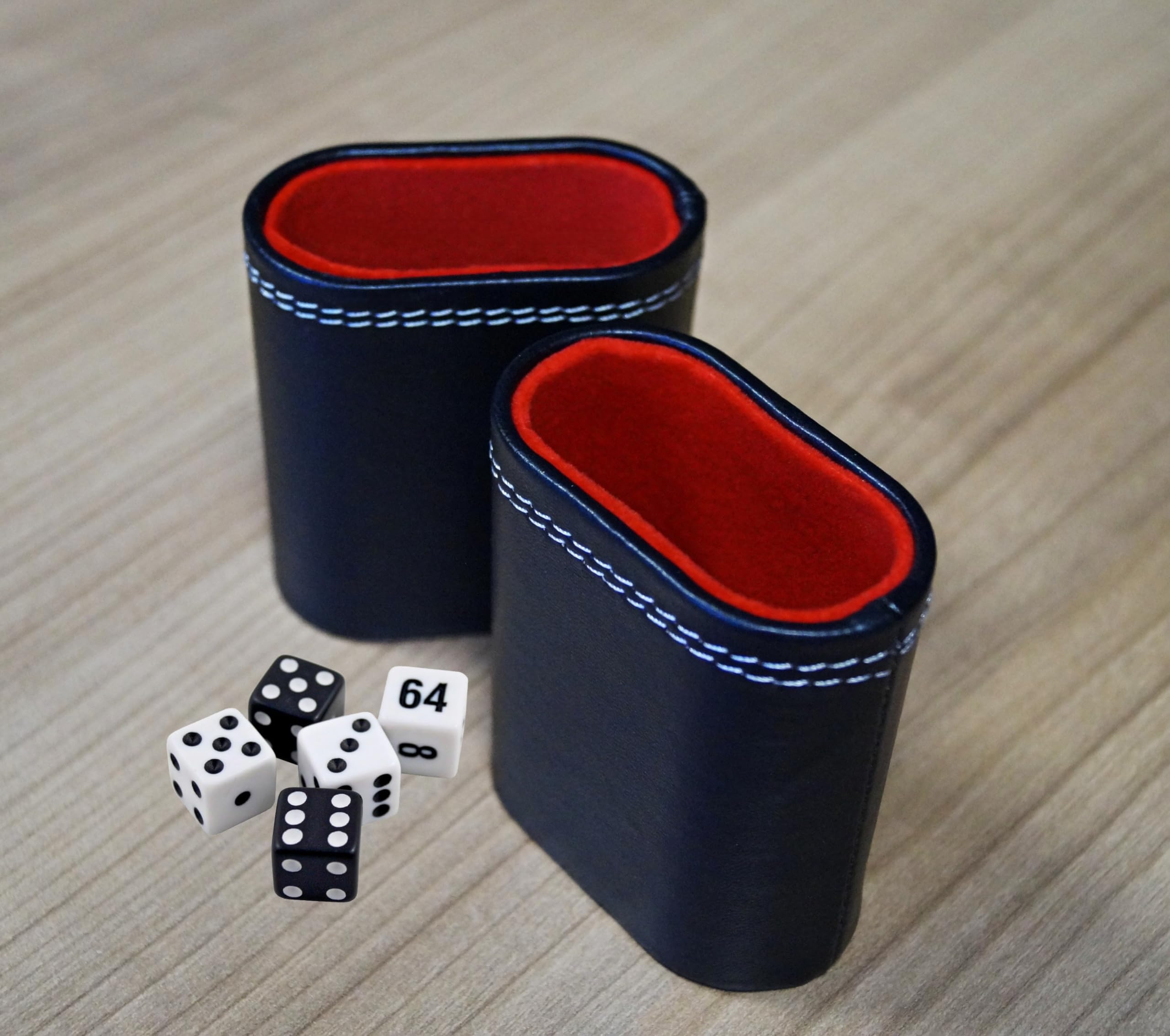 P-16442 Lot de 5 gobelets cubiques en cuir synthétique Noir/rouge – Gobelet cube élégant avec housse intérieure en feutre et 5 dés de précision de qualité supérieure avec cube double