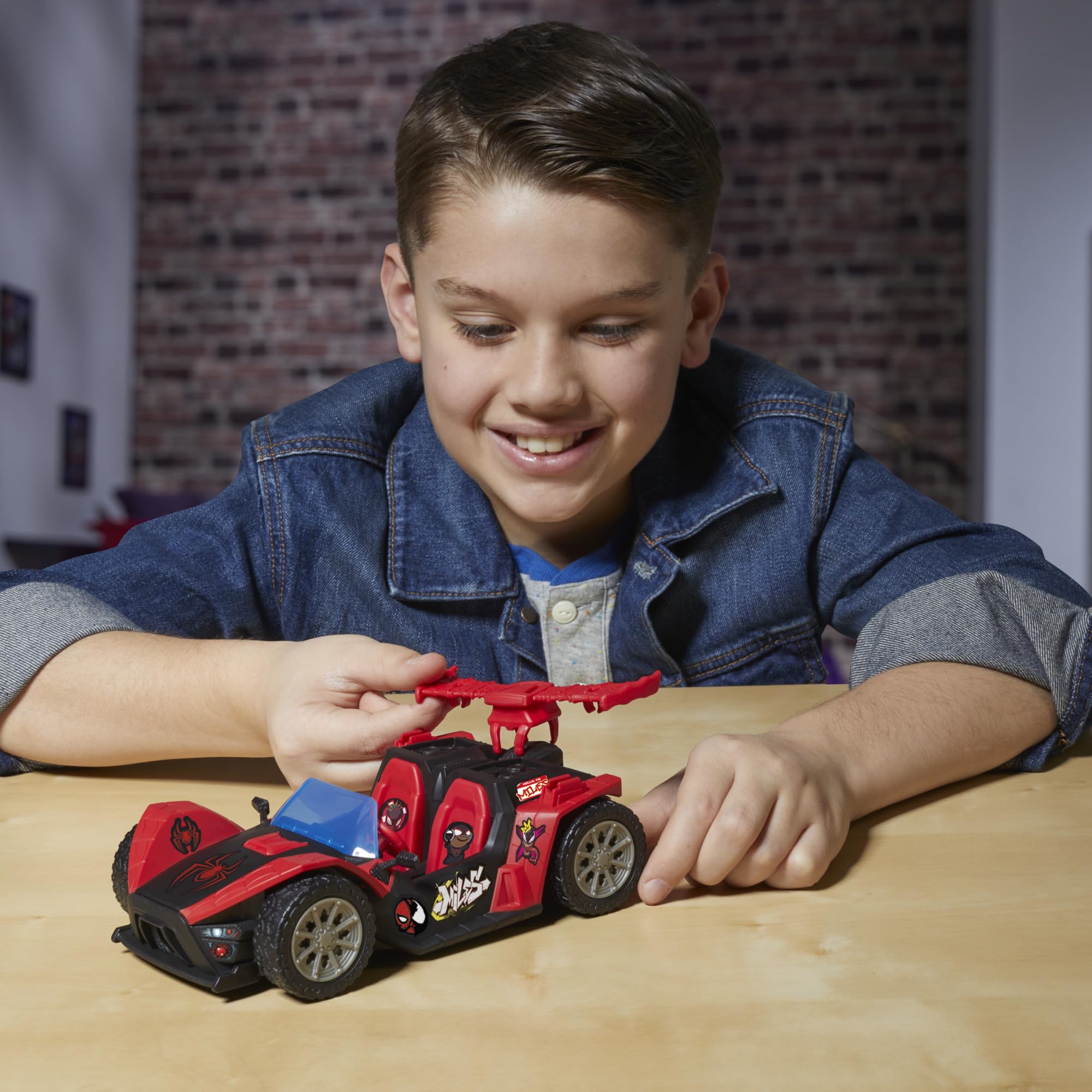 Miles Morales z kolekcji Marvel Spider-Man VenomVersus Epic World of Action ze strzelającą wyścigówką, figurka i zabawkowe auto, zabawki z superbohaterami, wiek: od 4 lat