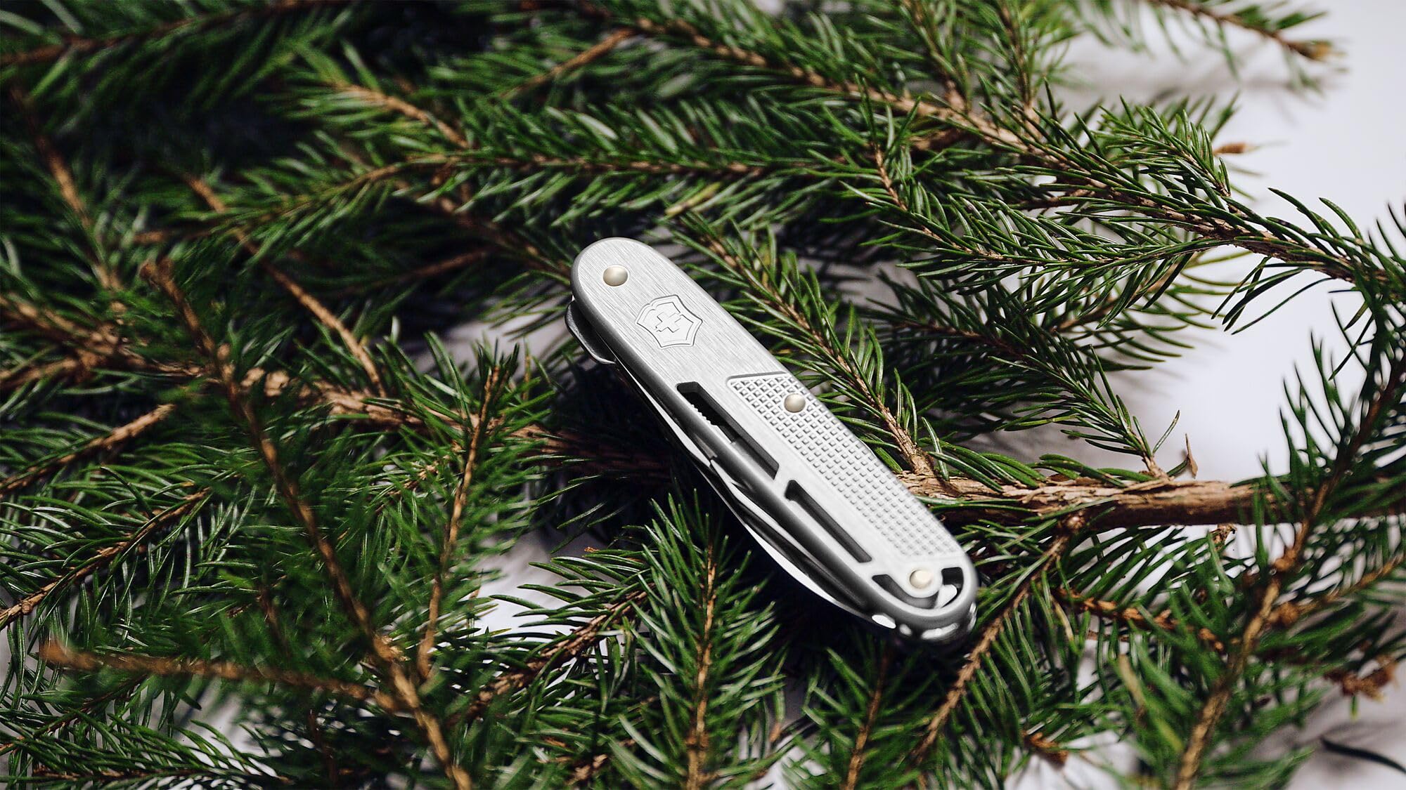 Victorinox Couteau Suisse Synergy X Alox, 9 Fonctions avec Ciseaux, Argent | Outil multifonction avec clip de poche et tournevis. Idéal pour camping et EDC. 9,3 cm, 99 g. Fabriqué en Suisse.