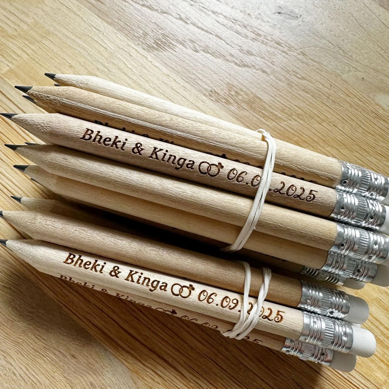 Individuell Gravierte Holzstifte Mit Radiergummi Für Die Hochzeit, Personalisierte Stifte Mit Namen Für Gästebücher Und Sitzpläne, Hochzeitsgeschenke Für Die Gäste(100pcs)