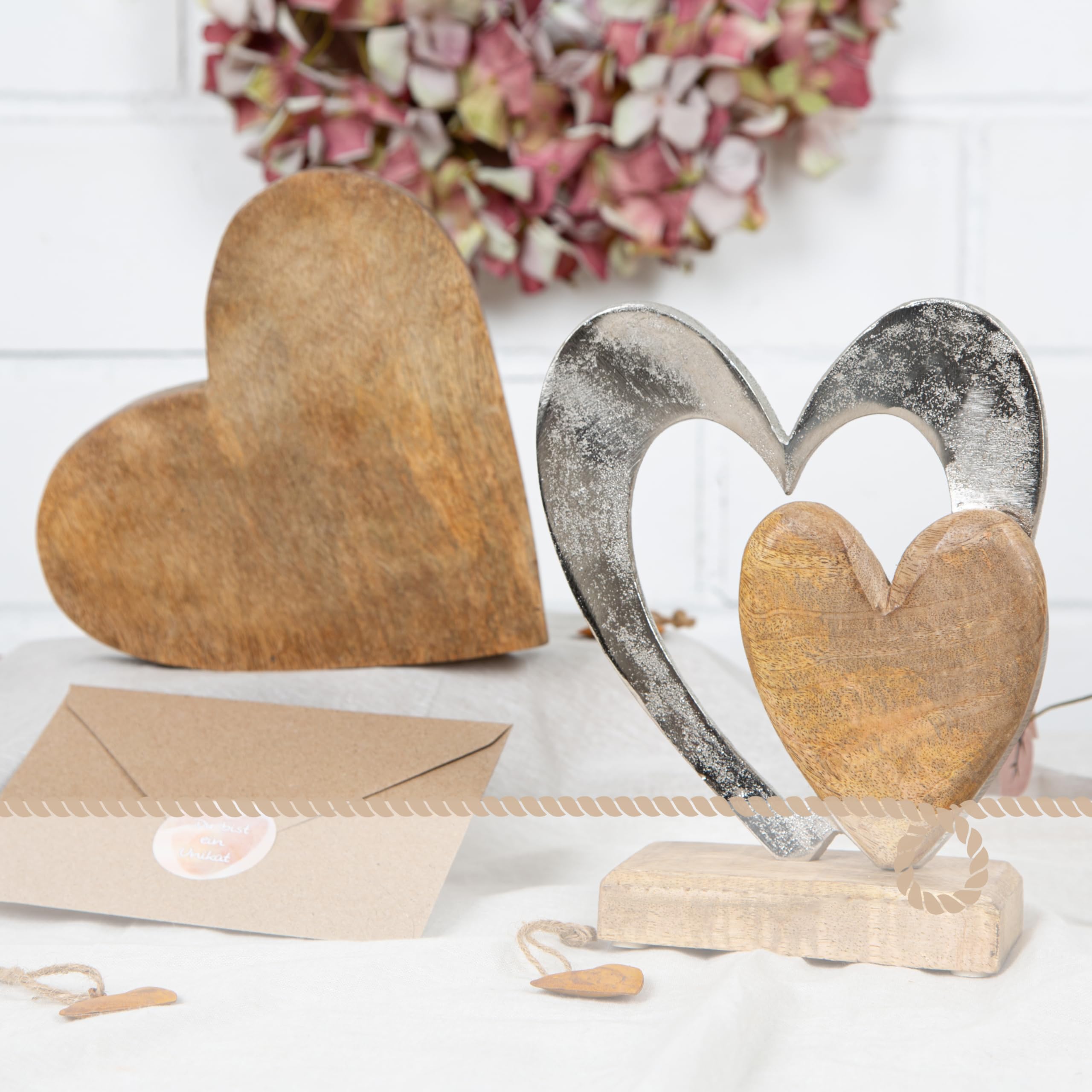 Statua decorativa cuore: figura decorativa da appoggio, scultura in metallo e legno, regalo matrimonio, compleanno e San Valentino, decorazione soggiorno moderna, soprammobile cuore, 21 x 16 x 6 cm