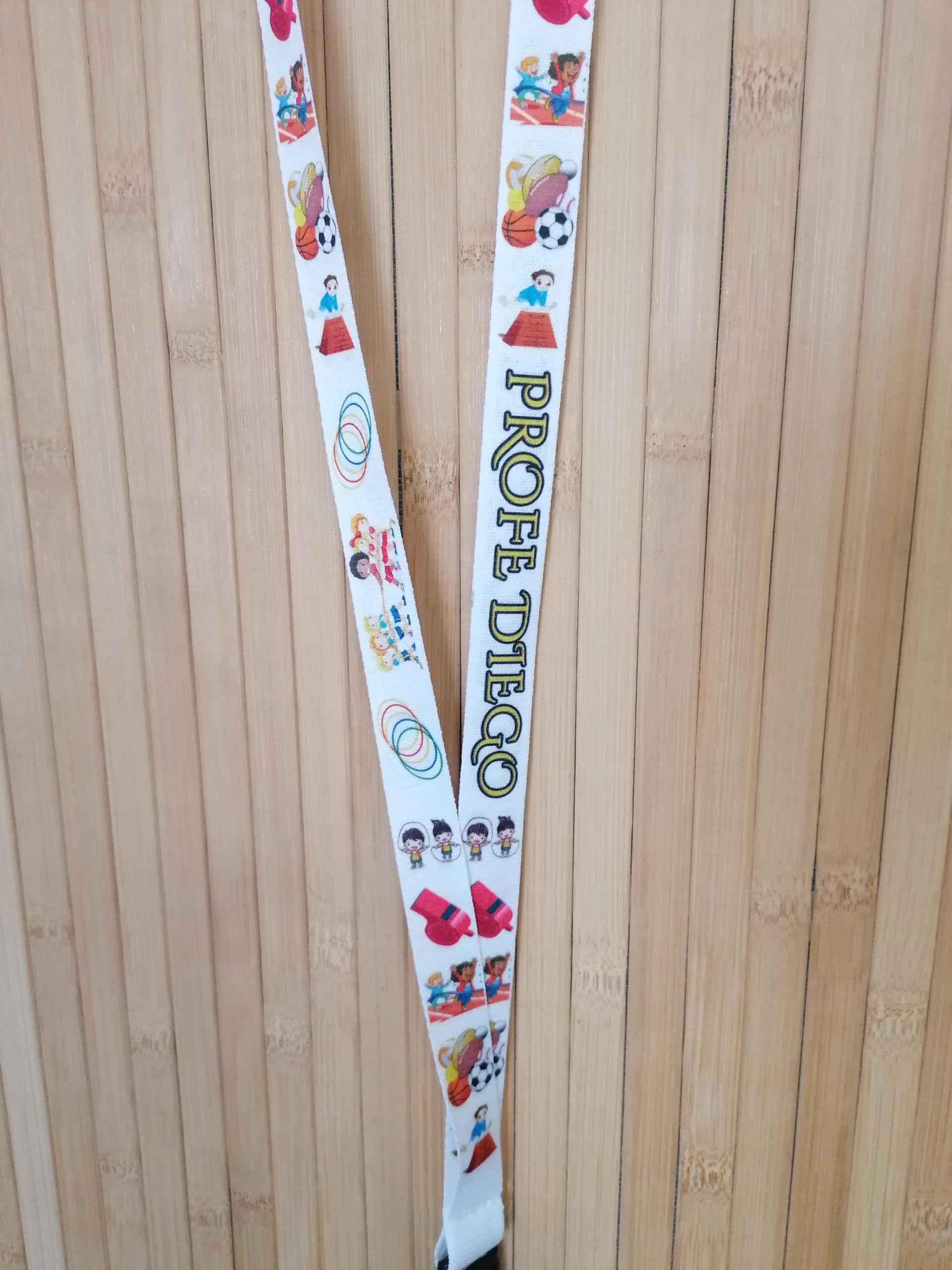 Lanyard Personalizado Gimnasia colegio SEÑO + NOMBRE o PROFE + NOMBRE o solo NOMBRE. Porta Tarjetas Identificativas. Decorado con silbato, potro, cuerda, pelotas, carrera