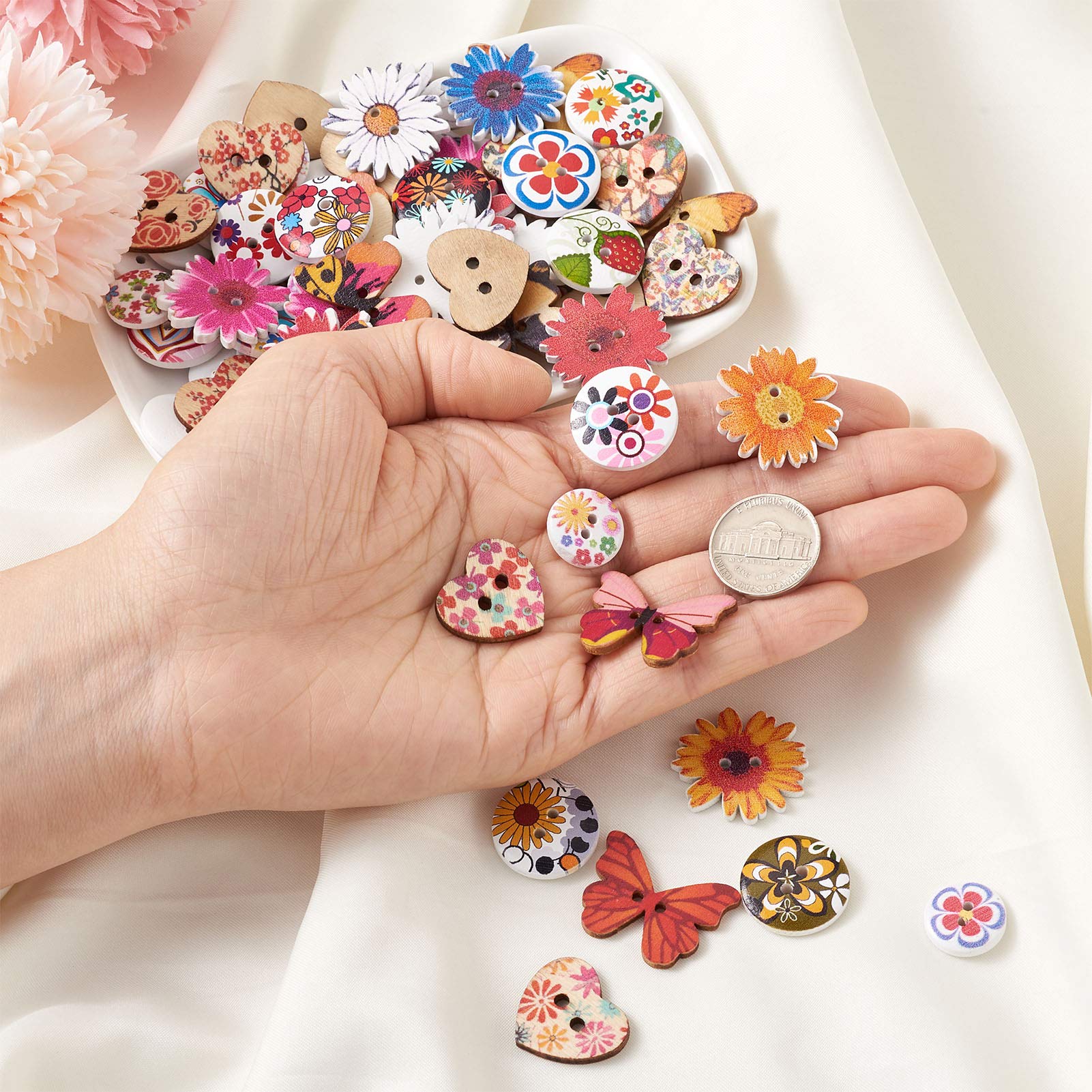 MegaPet 300 Stück bedruckte Holzknöpfe mit 2 Löchern, Herz, Blume, Schmetterling, runde Nähknöpfe mit Blumenmuster für DIY Nähprozess Dekoration