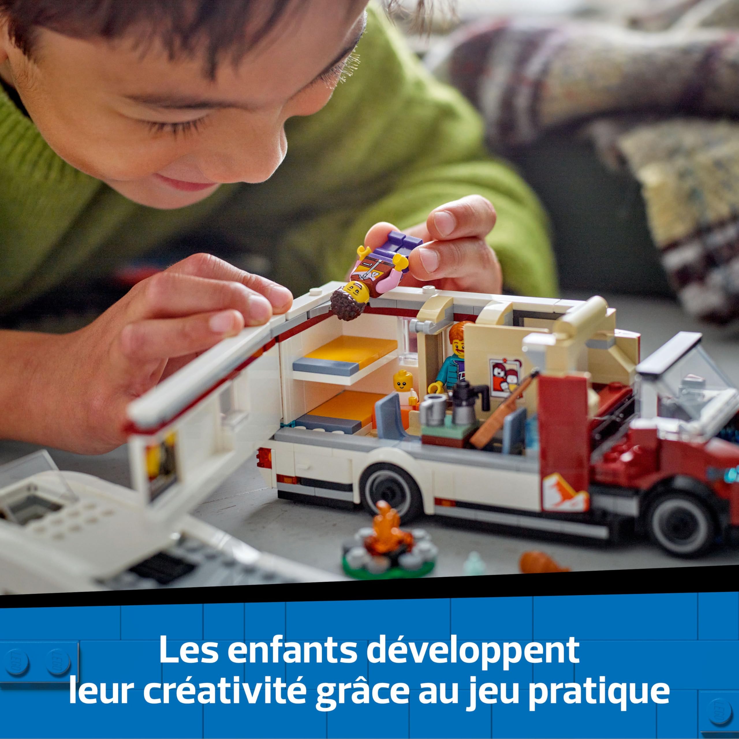 LEGO City Le Camping-Car d’Aventures - Jeu de Construction pour garçons et Filles dès 6 Ans - Inclut Un bébé, des Accessoires et Une Guitare - Idée de Cadeau d'anniversaire pour aventuriers 60454