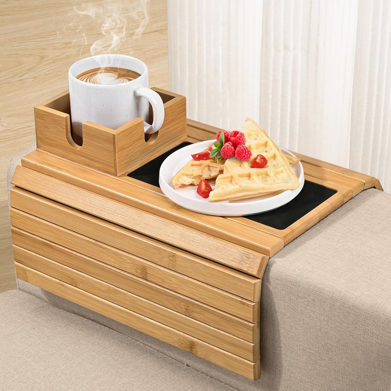 Joy&Grace Sofa-Armlehnentablett mit großem Becherhalter, Couch-Armlehnentablett aus Bambus, Rutschfester Couch-Getränkehalter, Faltbarer Sofa-Armlehnentisch zum Essen, Trinken, Handy (Farbe: Natur)