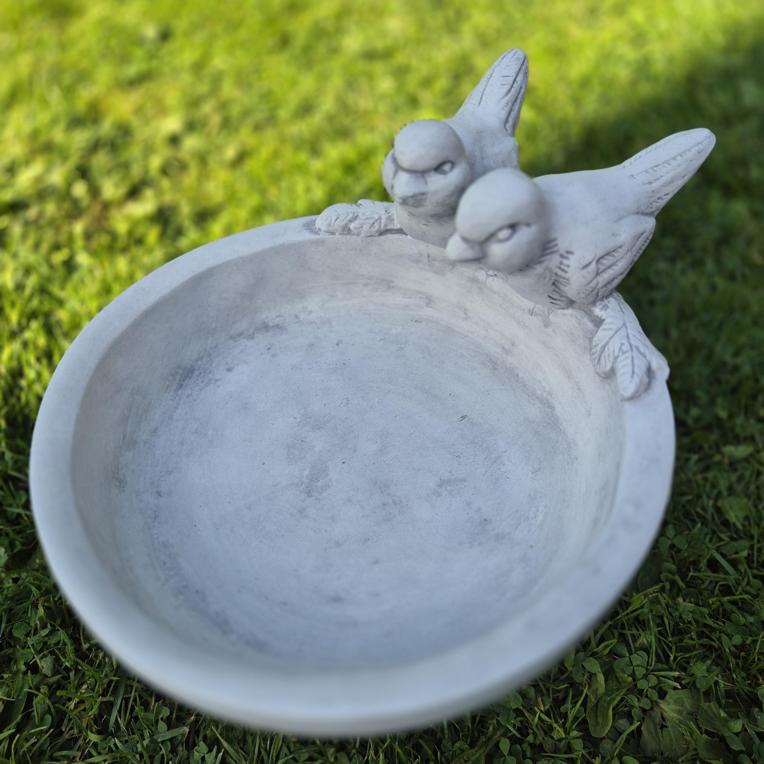 FABRIQ Abreuvoir 36 cm – 7 kg en pierre coulée – Abreuvoir classique pour oiseaux avec motif d'oiseau – Résistant aux intempéries et au gel – Décoration de jardin