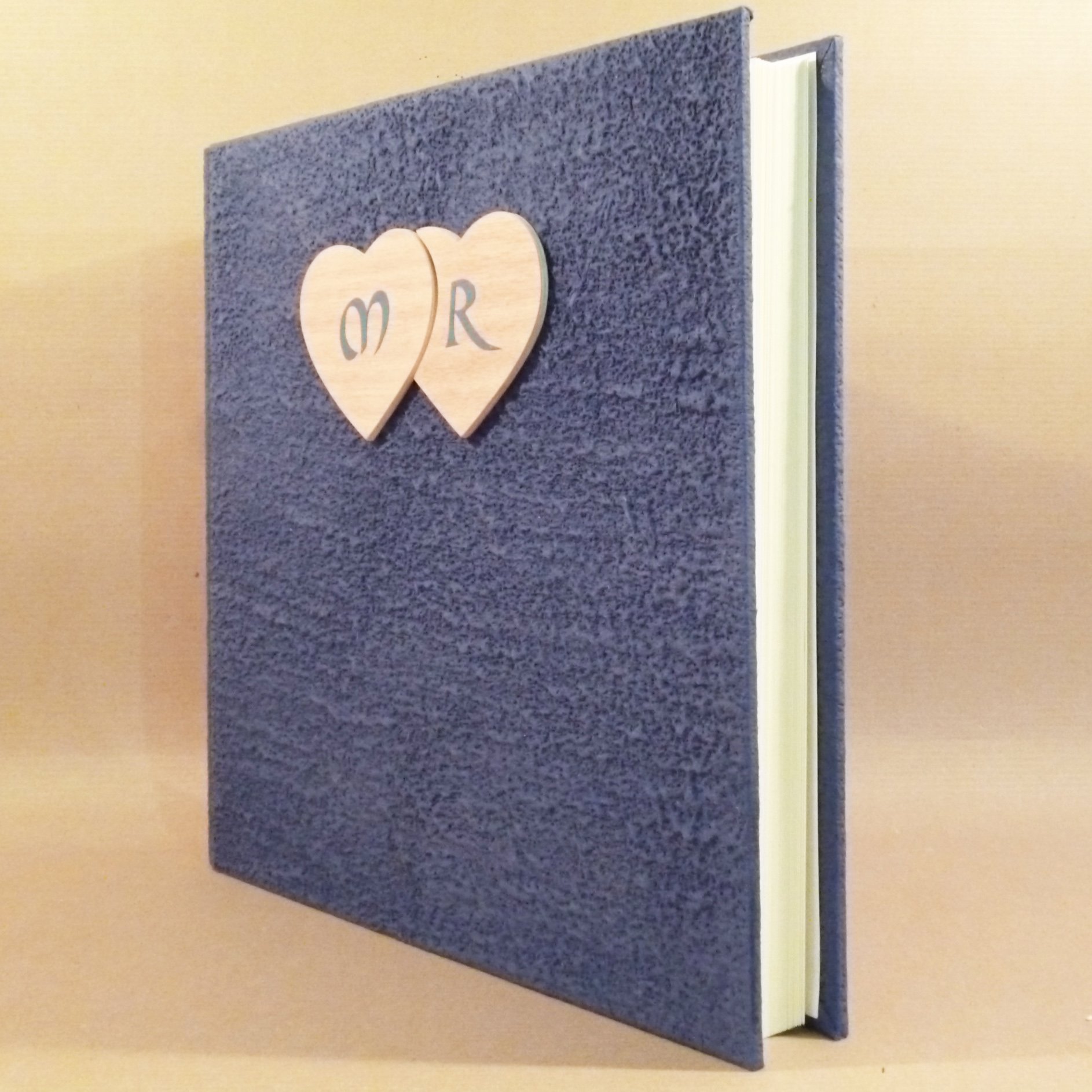Álbum de fotos artesanal azul con corazones de madera y iniciales 33 x 33 (30 hojas marfil intervallati de AC302O 30) Capacidad 60 vistas