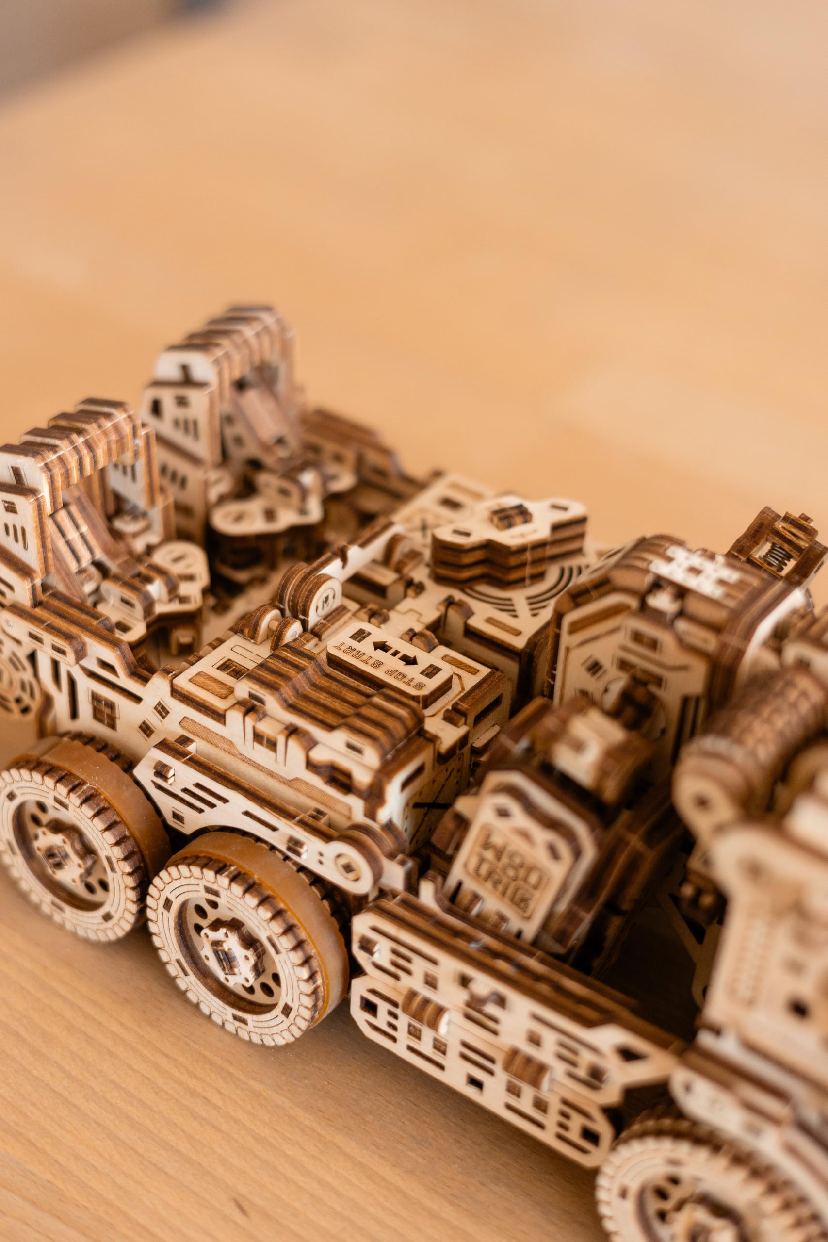 Wood Trick Timbertron Roboter und Lastwagen, 3D-Holzpuzzle zum Bauen für Erwachsene und Kinder – fährt bis zu 2,74 m lang – Holzmodelle, technisches DIY-Projekt, mechanische 3D-Puzzles, Modellbausätze