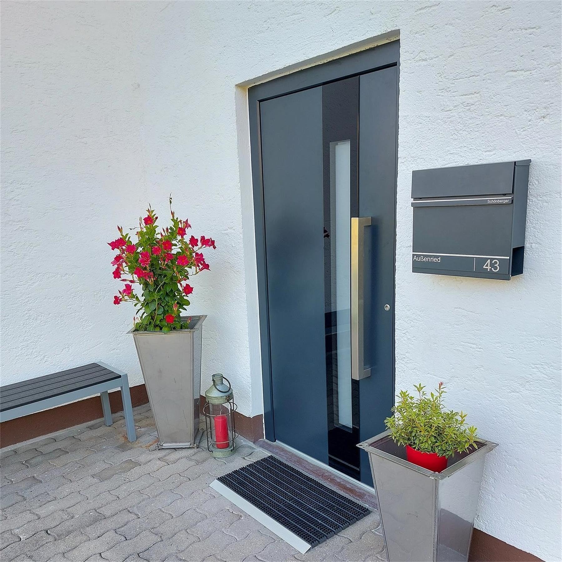 Metzler Briefkasten Personalisierbar Anthrazit RAL 7016 - mit Zeitungsfach - Wandbriefkasten mit Edelstahl Namensschild und Hausnummer Lesergravur - UV-beständig und Rostfrei (Mit Gravur) - Herrmann