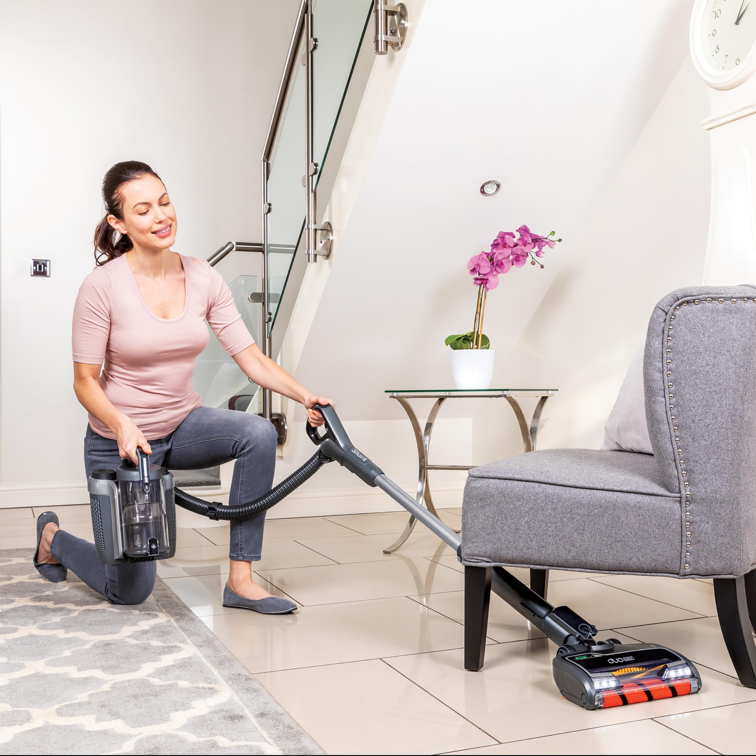Shark Aspirateur sans Fil de 0,6L avec Anti-Emmêlement, Aspirateur DuoClean Jusqu'à 50 min d'autonomie, Lift-Away, Embout pour Tissus, Suceur Plat, Brosse de Dépoussiérage Argent, ICZ160EU