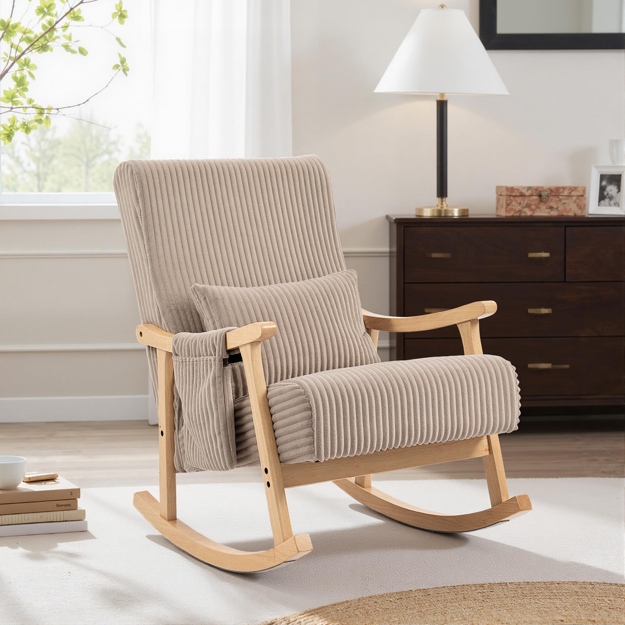 HOMCOM Silla Mecedora, Mecedora de Pana con Cojín Lumbar, Patas y Reposabrazos de Madera, Asiento Ancho, Bolsillo, Estilo Moderno, Sillón de Relax, Carga 120 kg, para Dormitorio, Salón, Marrón Claro