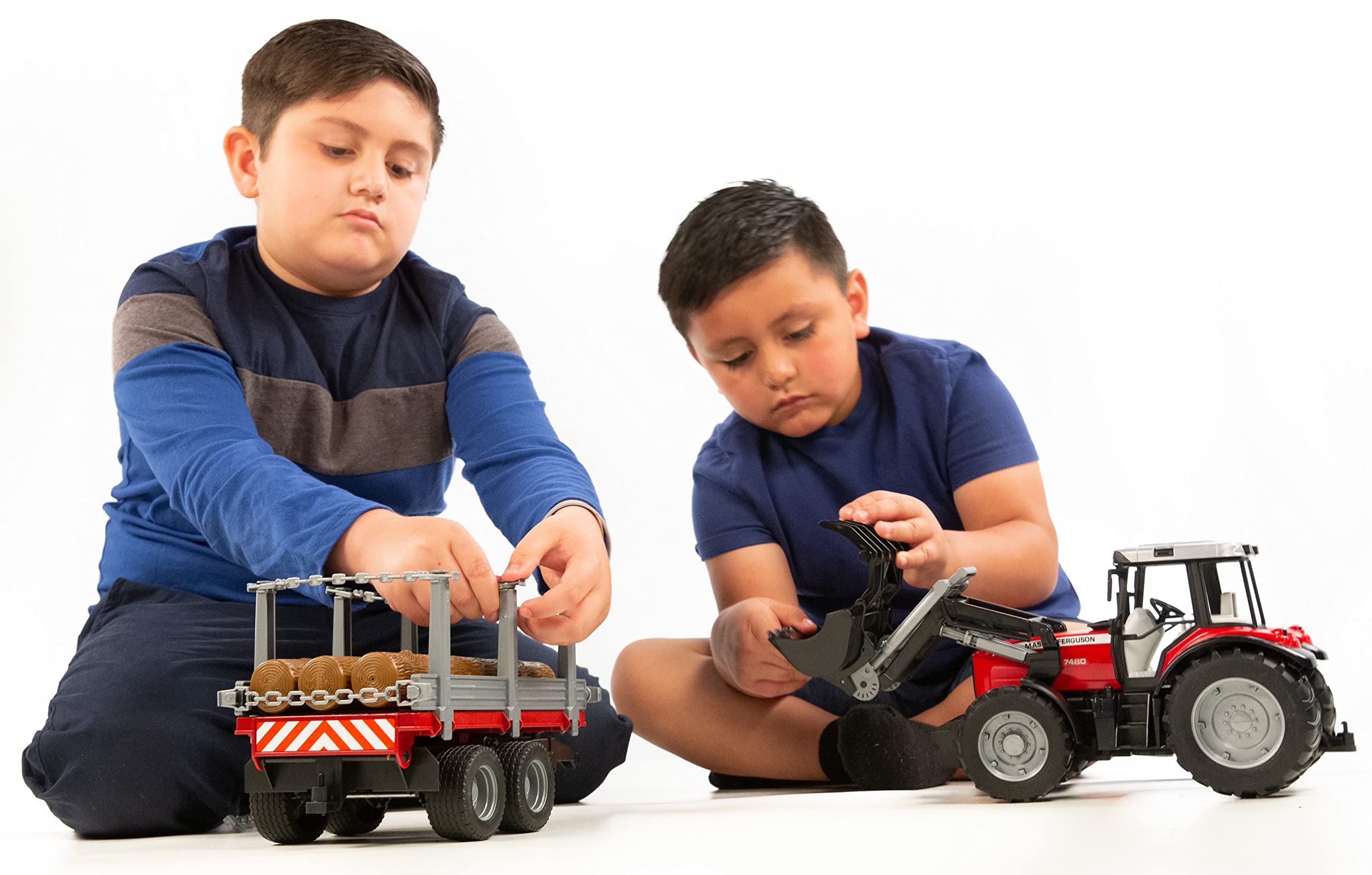 bruder 02046 - Massey Ferguson 7480 mit Frontlader, Holztransportanhänger, 3 Baumstämmen - 1:16 Traktor Trecker Schlepper Transportanhänger Tieflader Landwirtschaft Bauernhof Spielzeug