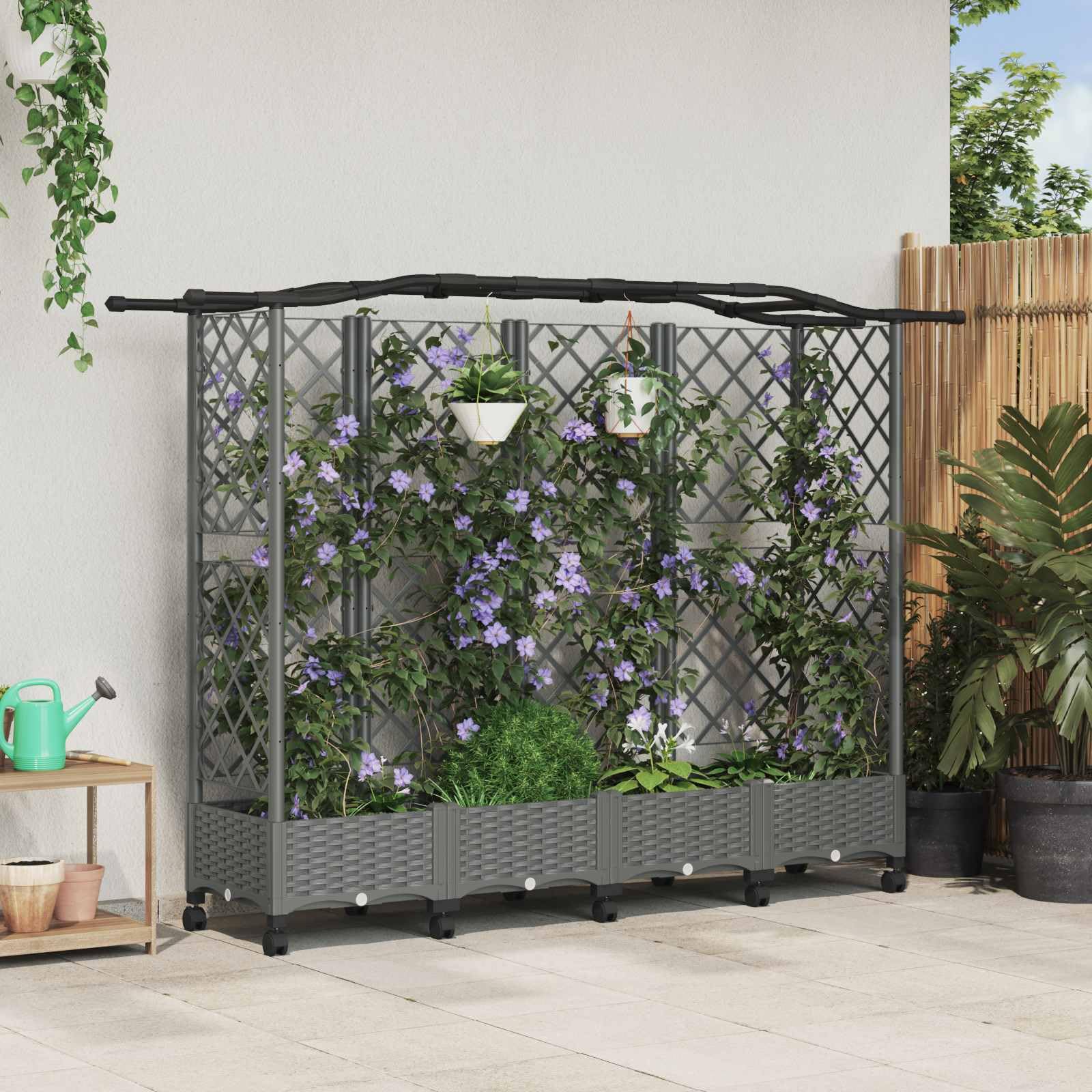 Jardinera con enrejado para crear un huerto vertical en el balcón