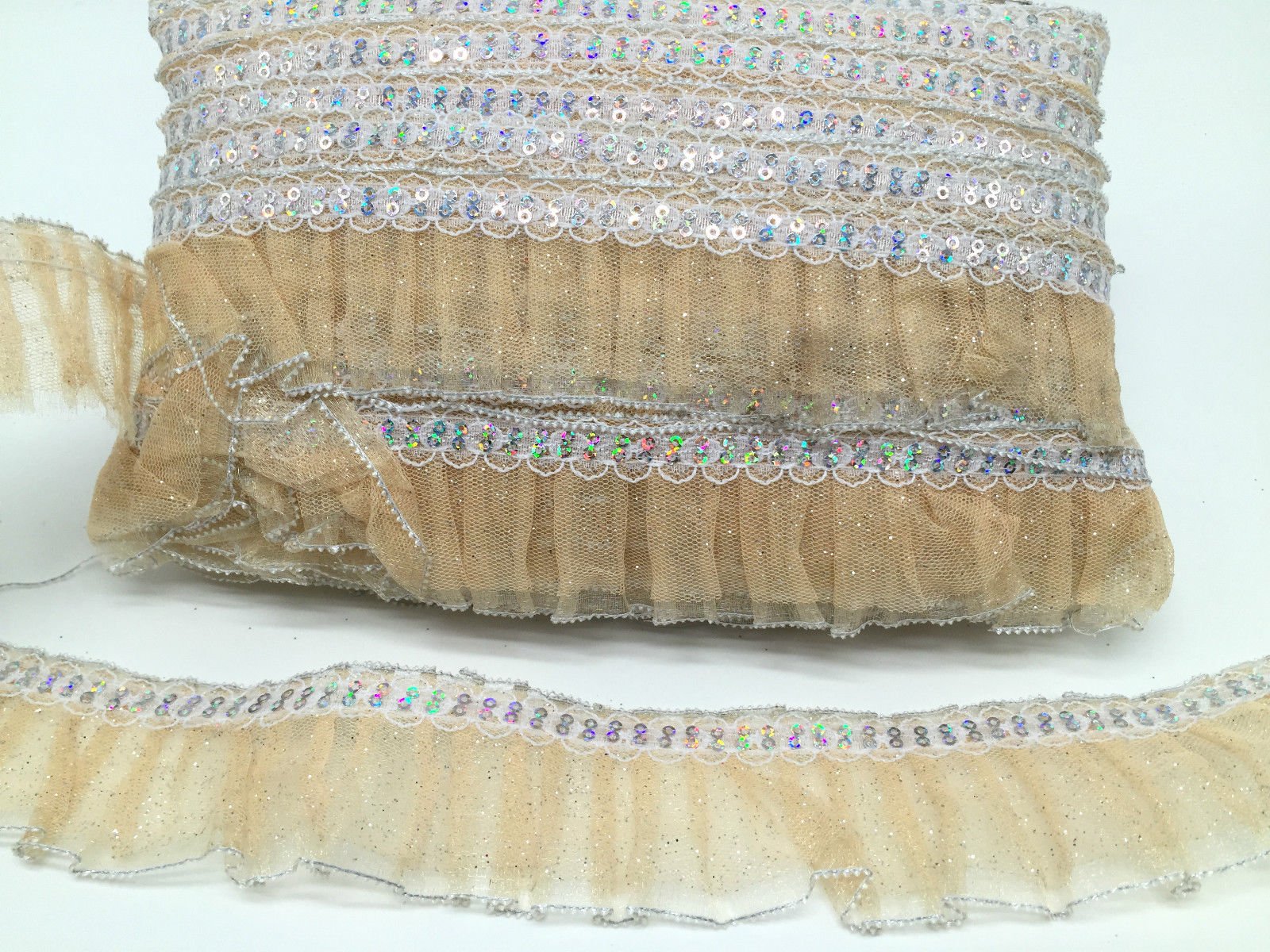 Encaje de volantes beige con cinta dorada y lentejuelas para manualidades y costura