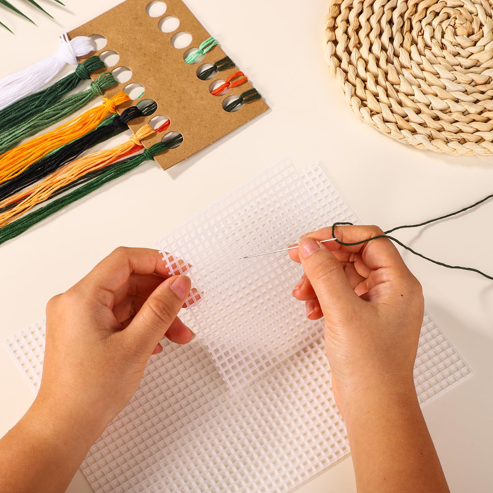 6pz Fogli di Tela a Maglie Plastica, 28x23cm 5CT Tela in Rete Plastica Fogli Tela in Rete Plastica per Ricamo Schermo in Rete Plastica per Lavori All'Uncinetto Fai Da Te(Trasparente)