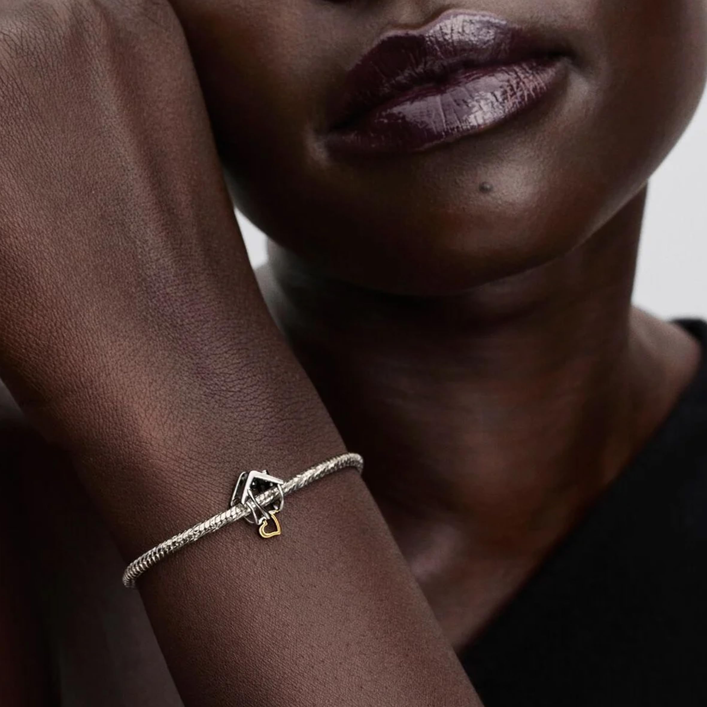 PANDORA Moments Casa y Corazón, charm de plata de ley con aleación metálica bañada en oro de 14K, compatible con Moments, 764145C00